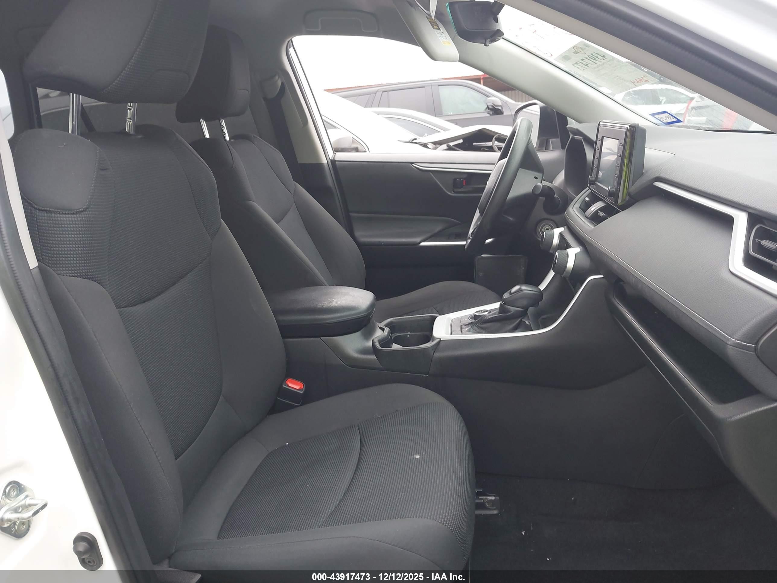 TOYOTA RAV4 image 5