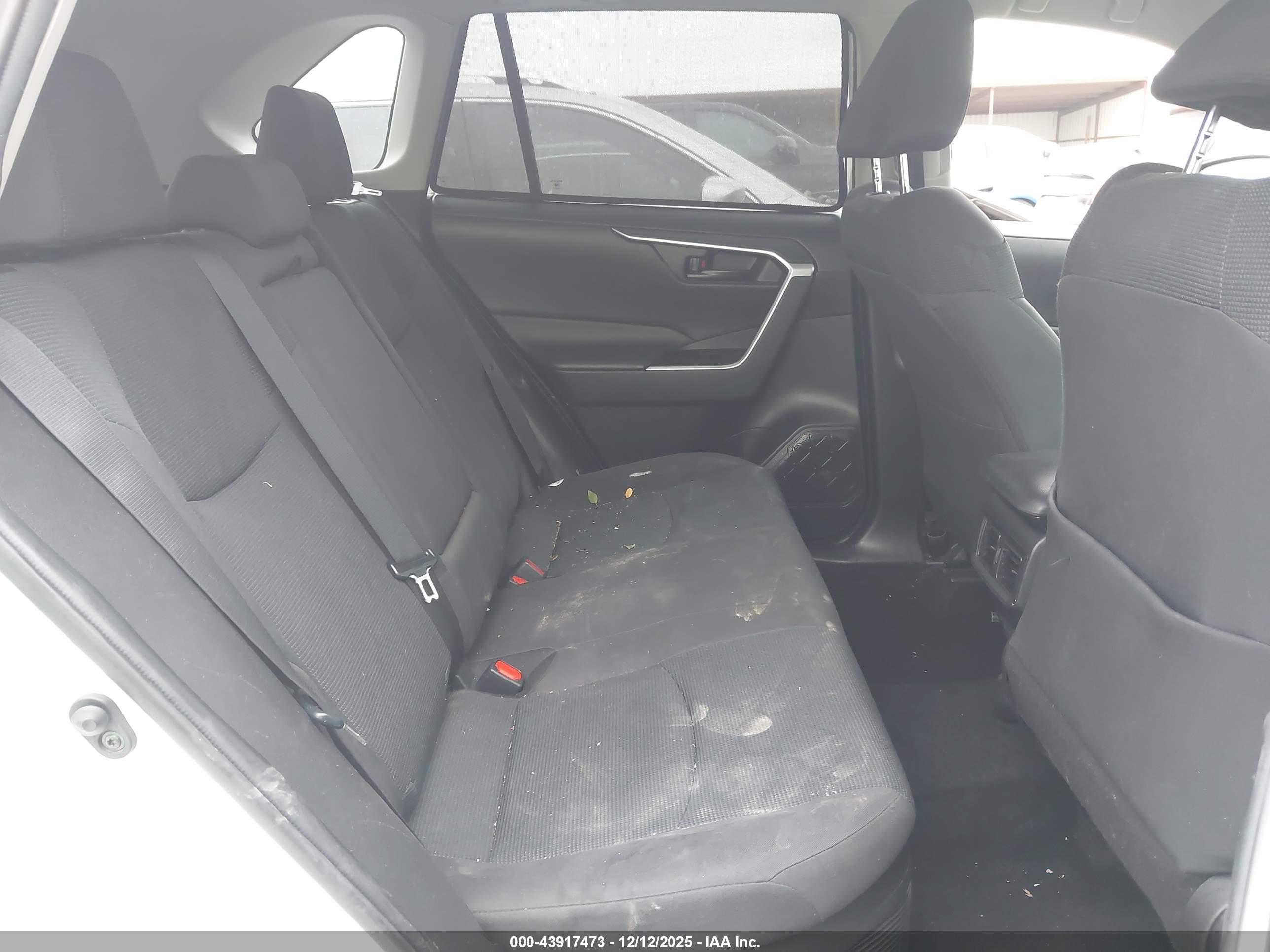 TOYOTA RAV4 image 8