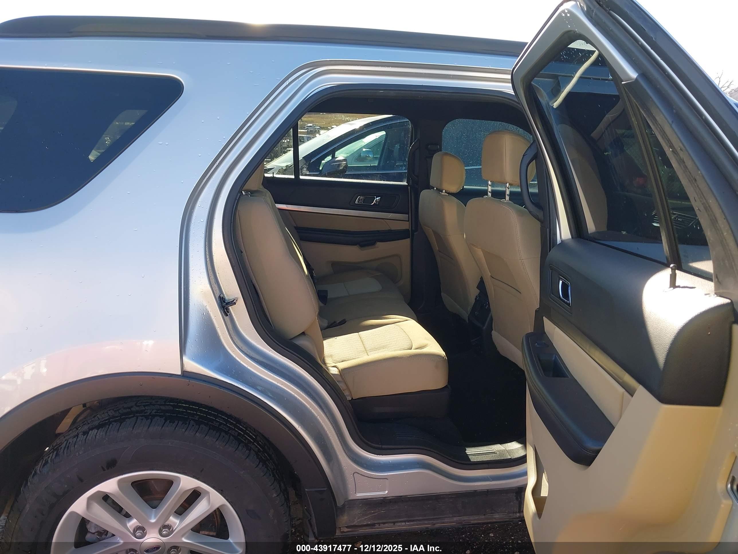 FORD EXPLORER image 8