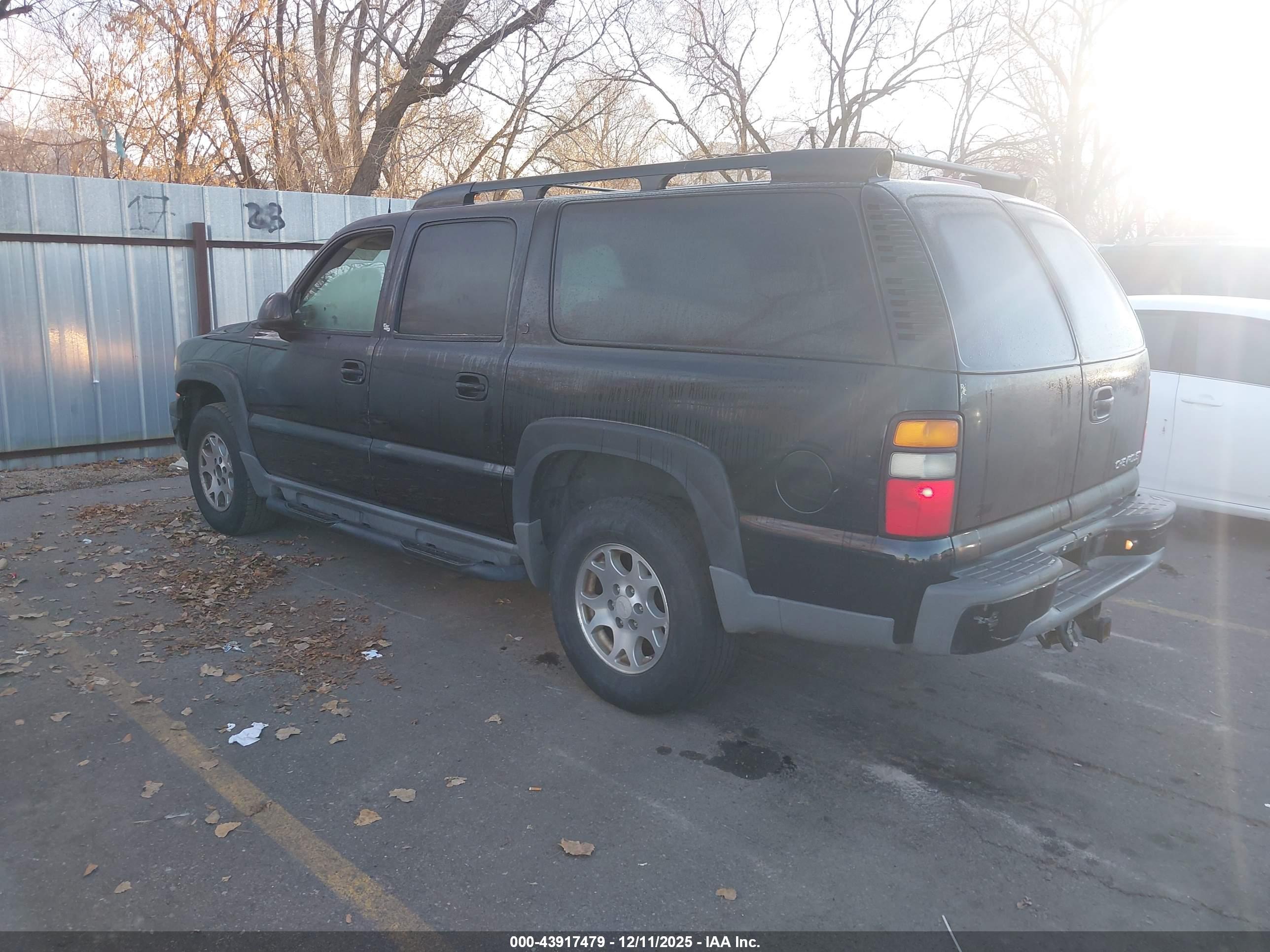 CHEVROLET SUBURBAN image 3