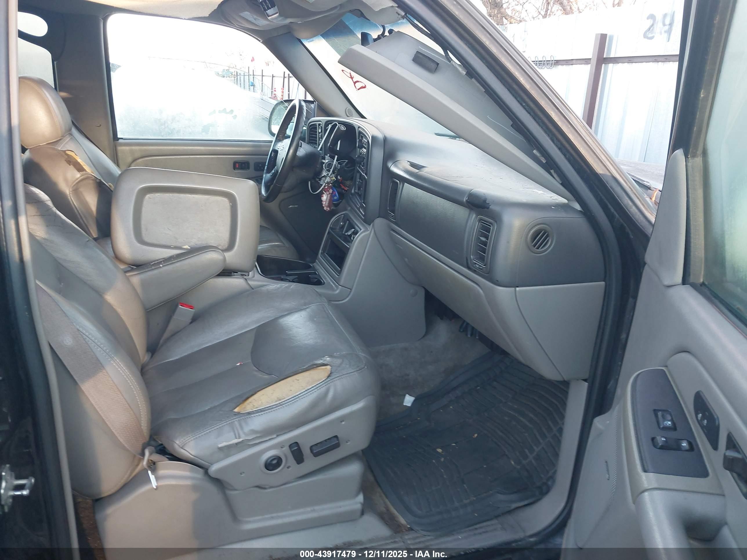CHEVROLET SUBURBAN image 5