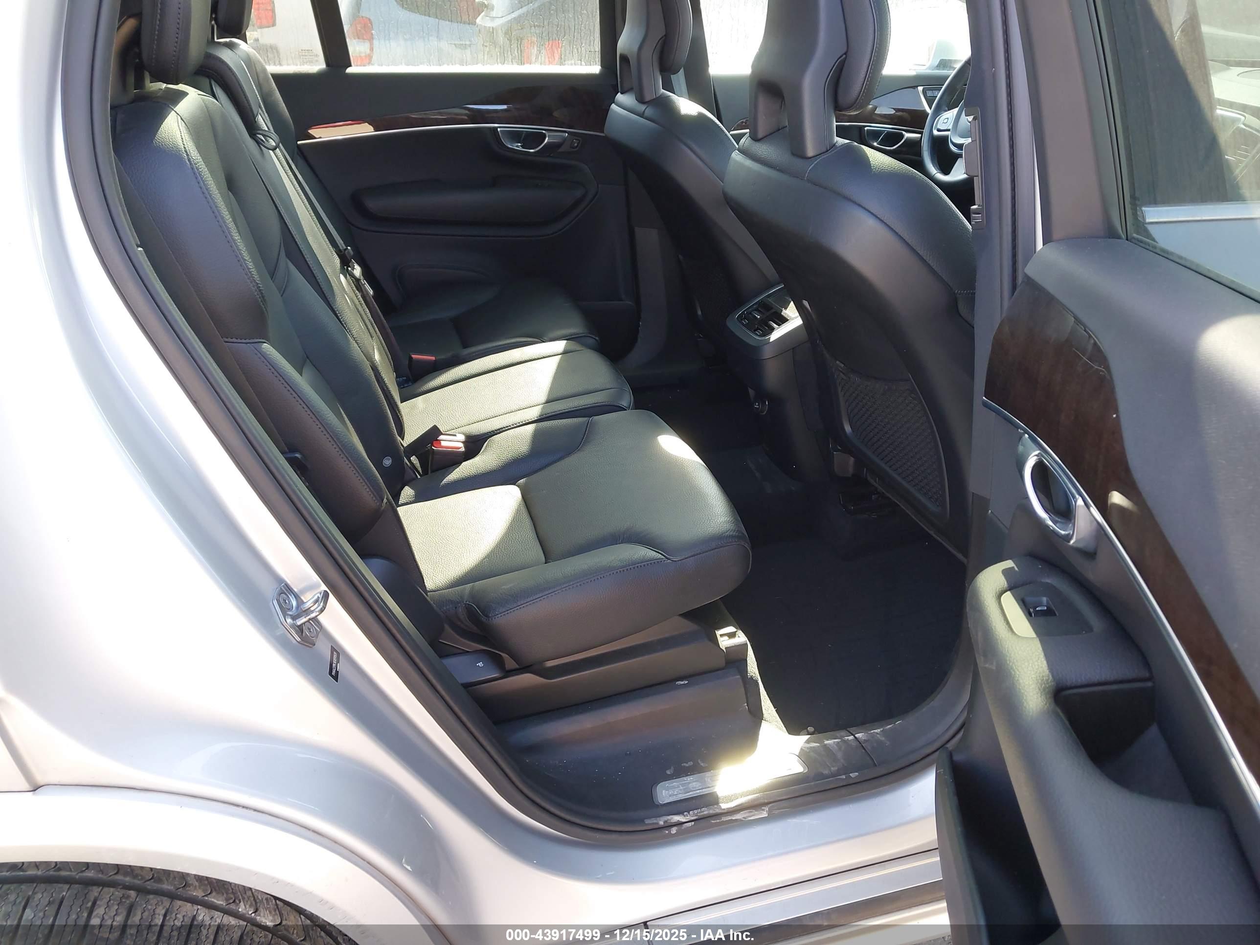 VOLVO XC90 image 8