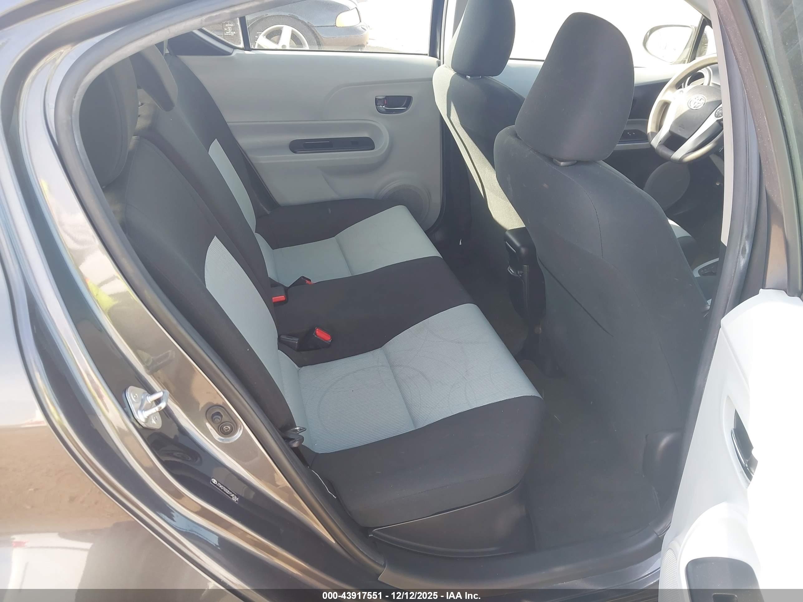 TOYOTA PRIUS image 8