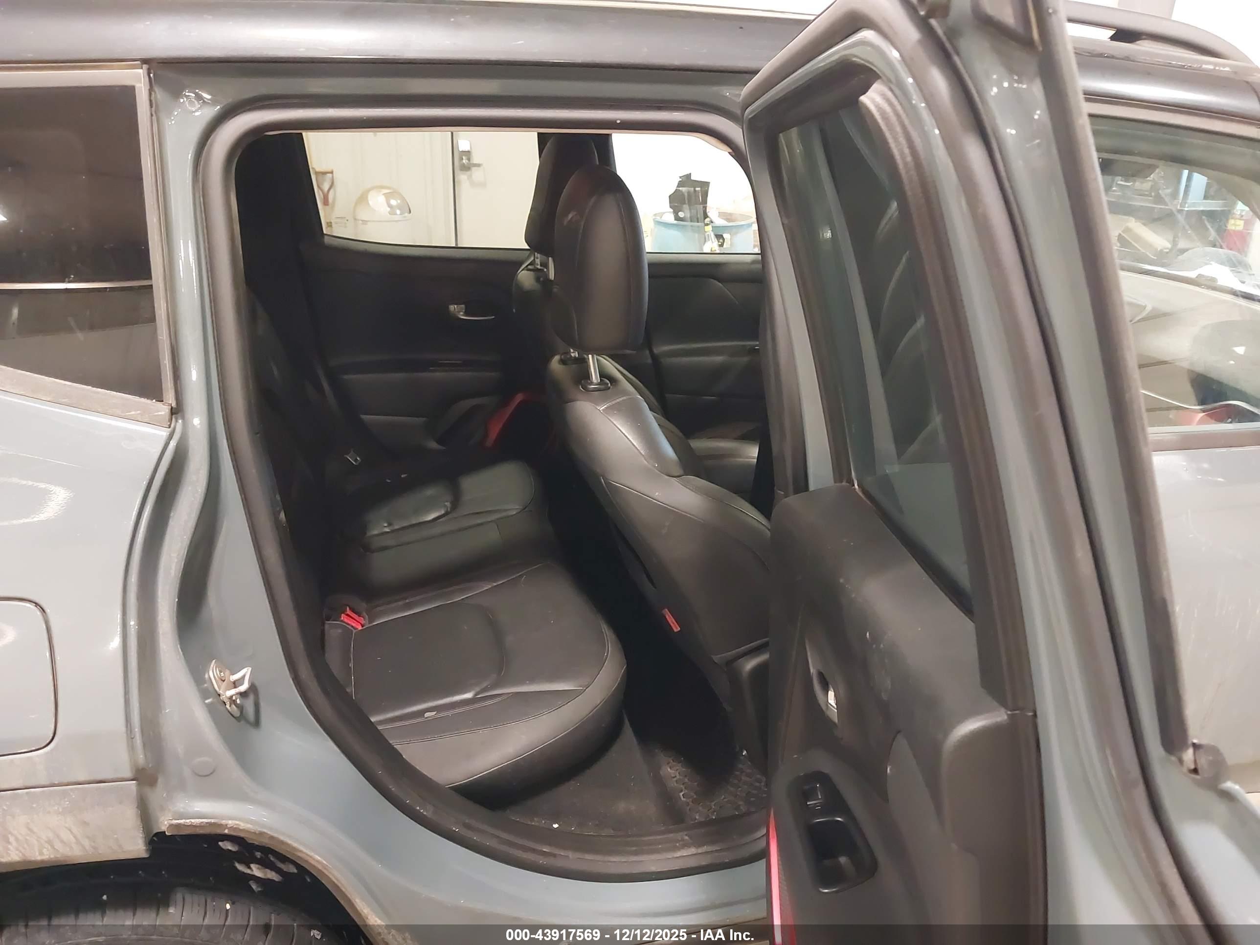 JEEP RENEGADE image 8