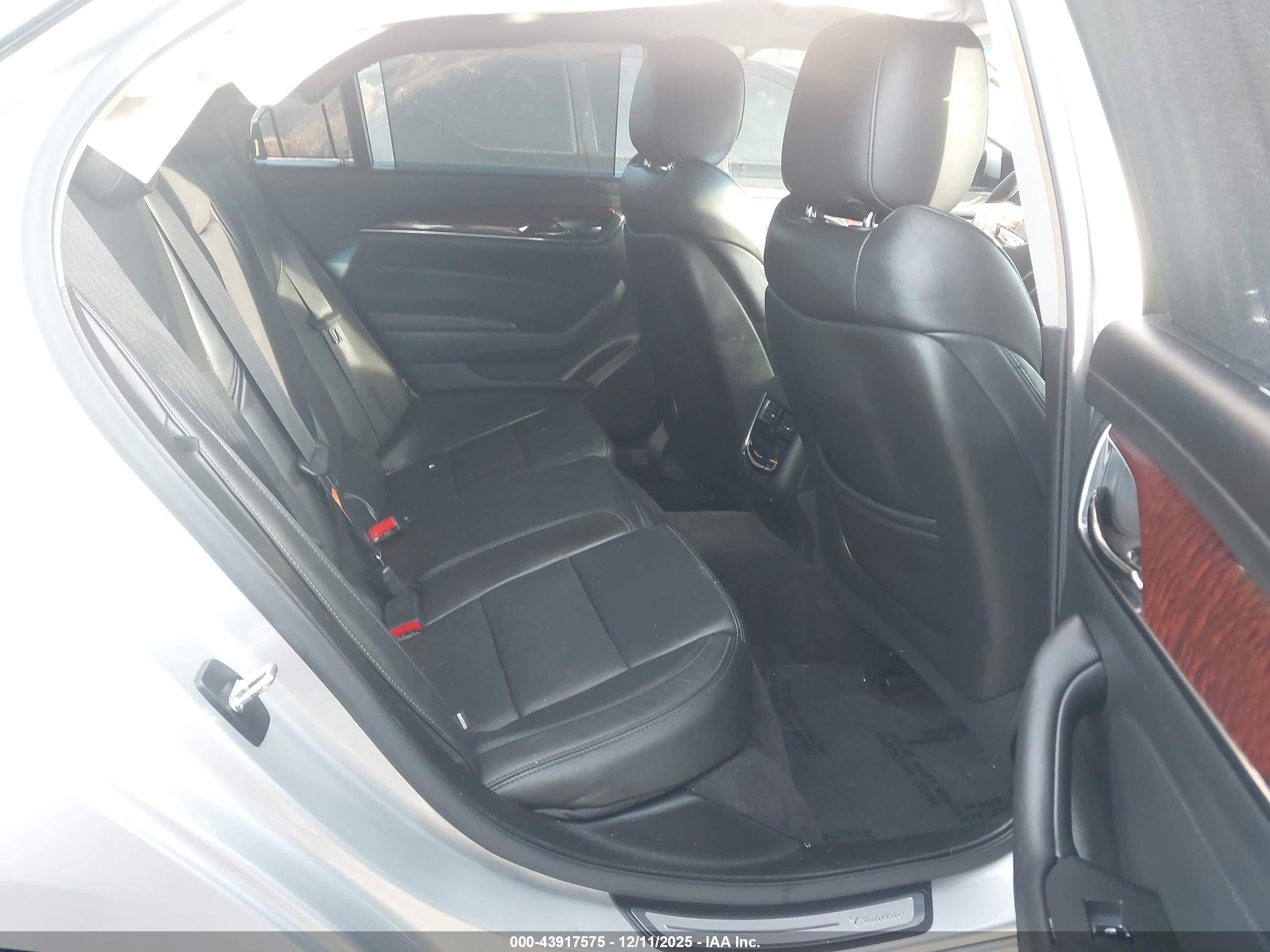 CADILLAC CTS image 8