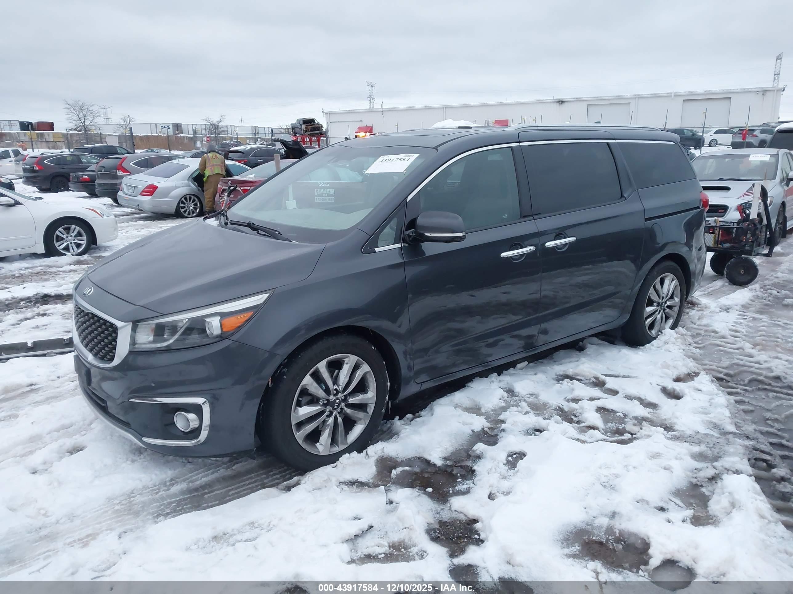 KIA SEDONA image 2