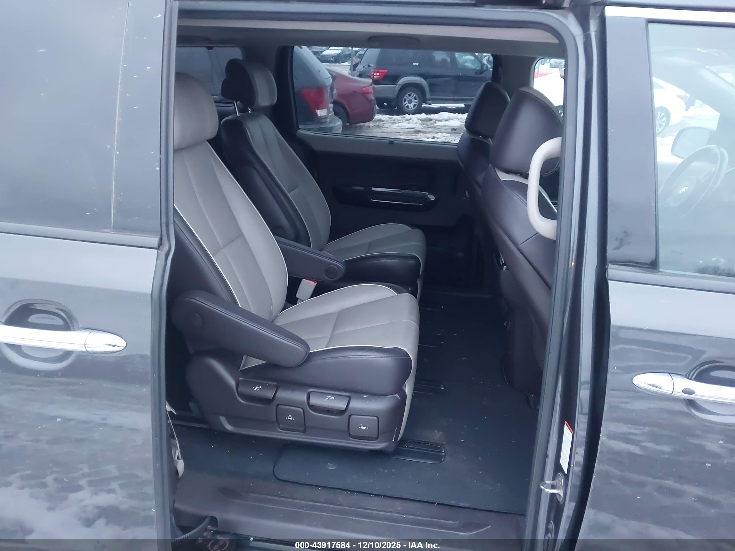 KIA SEDONA image 8