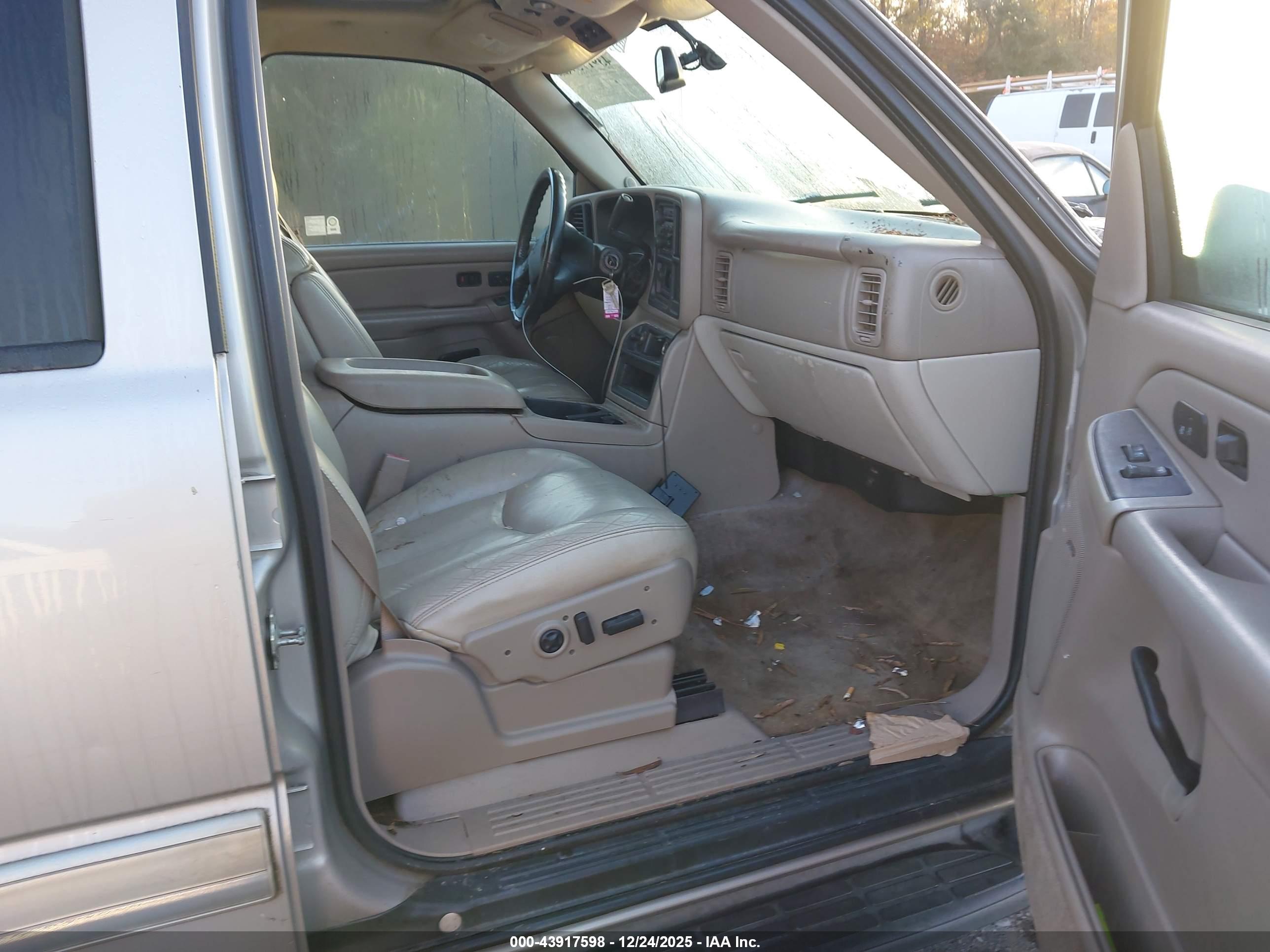 CHEVROLET SUBURBAN image 5