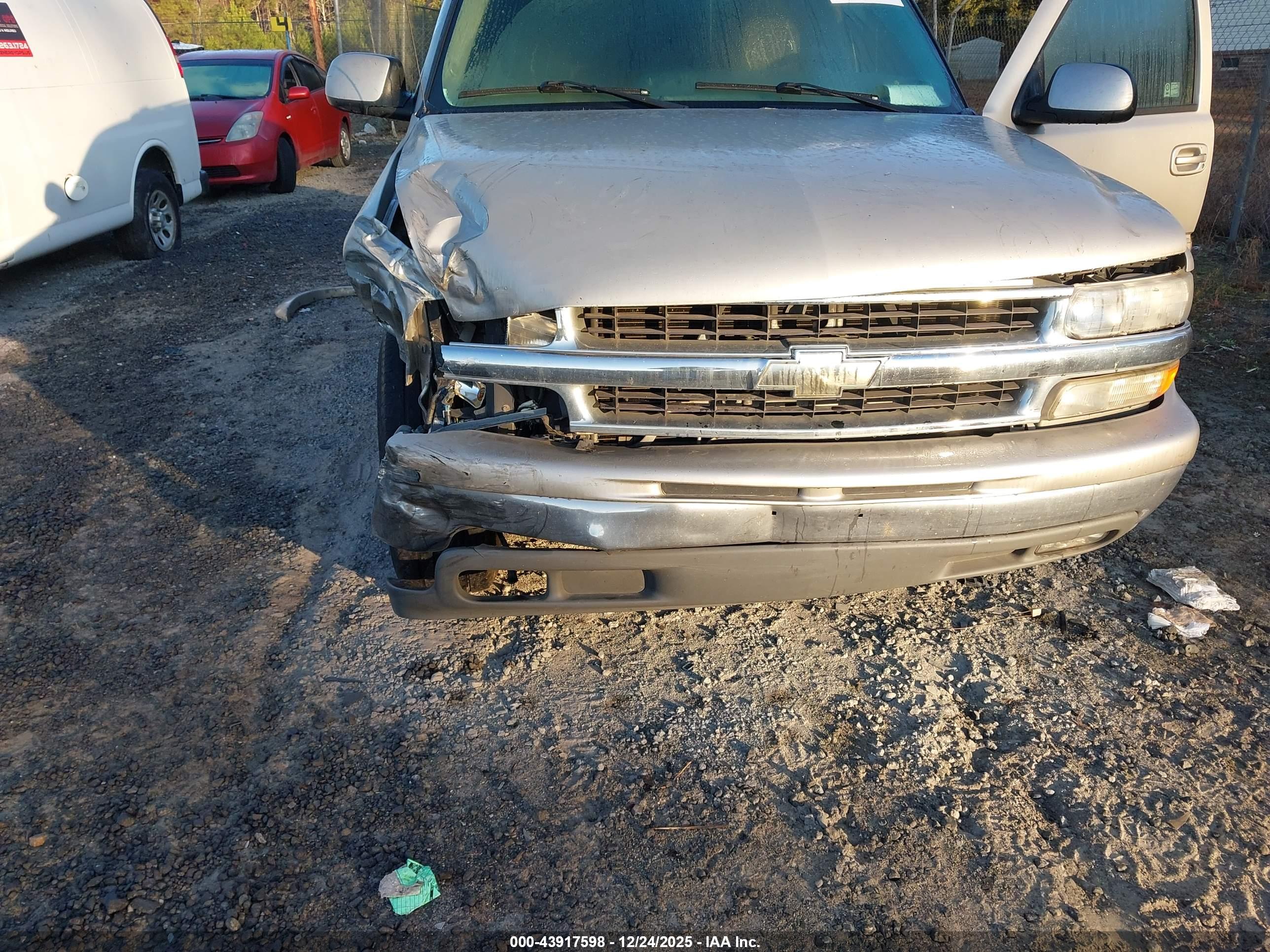 CHEVROLET SUBURBAN image 6