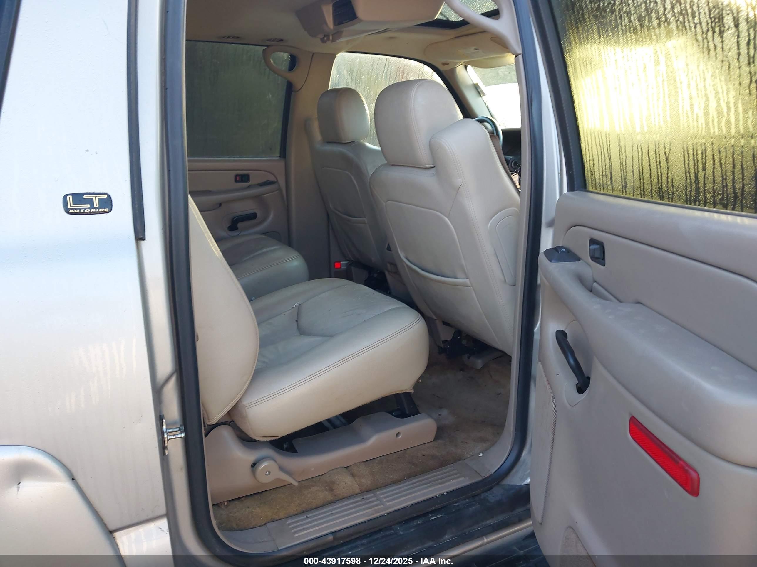 CHEVROLET SUBURBAN image 8
