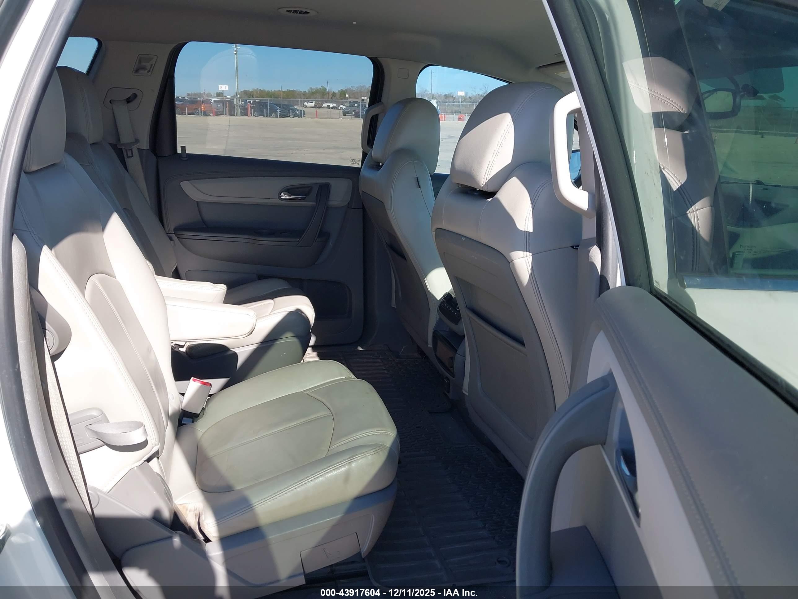 CHEVROLET TRAVERSE image 8
