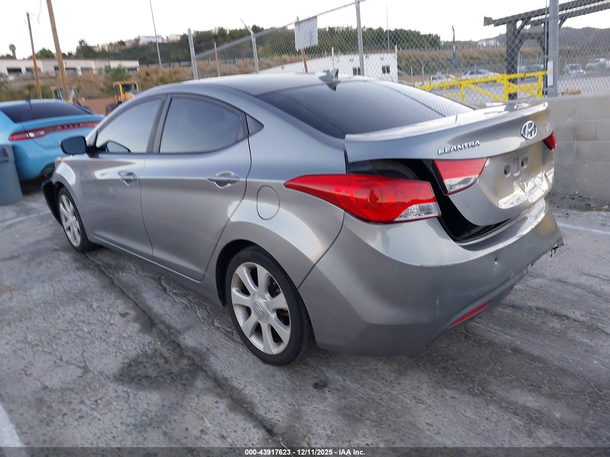 HYUNDAI ELANTRA image 3