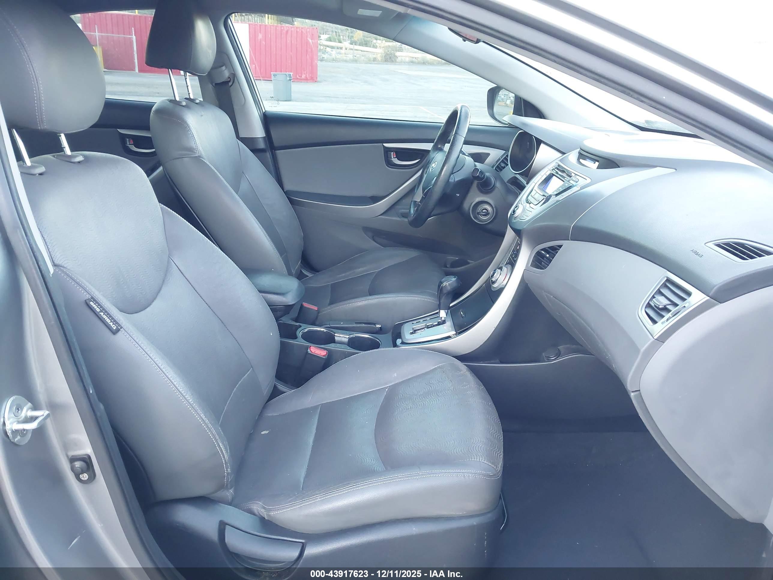 HYUNDAI ELANTRA image 5