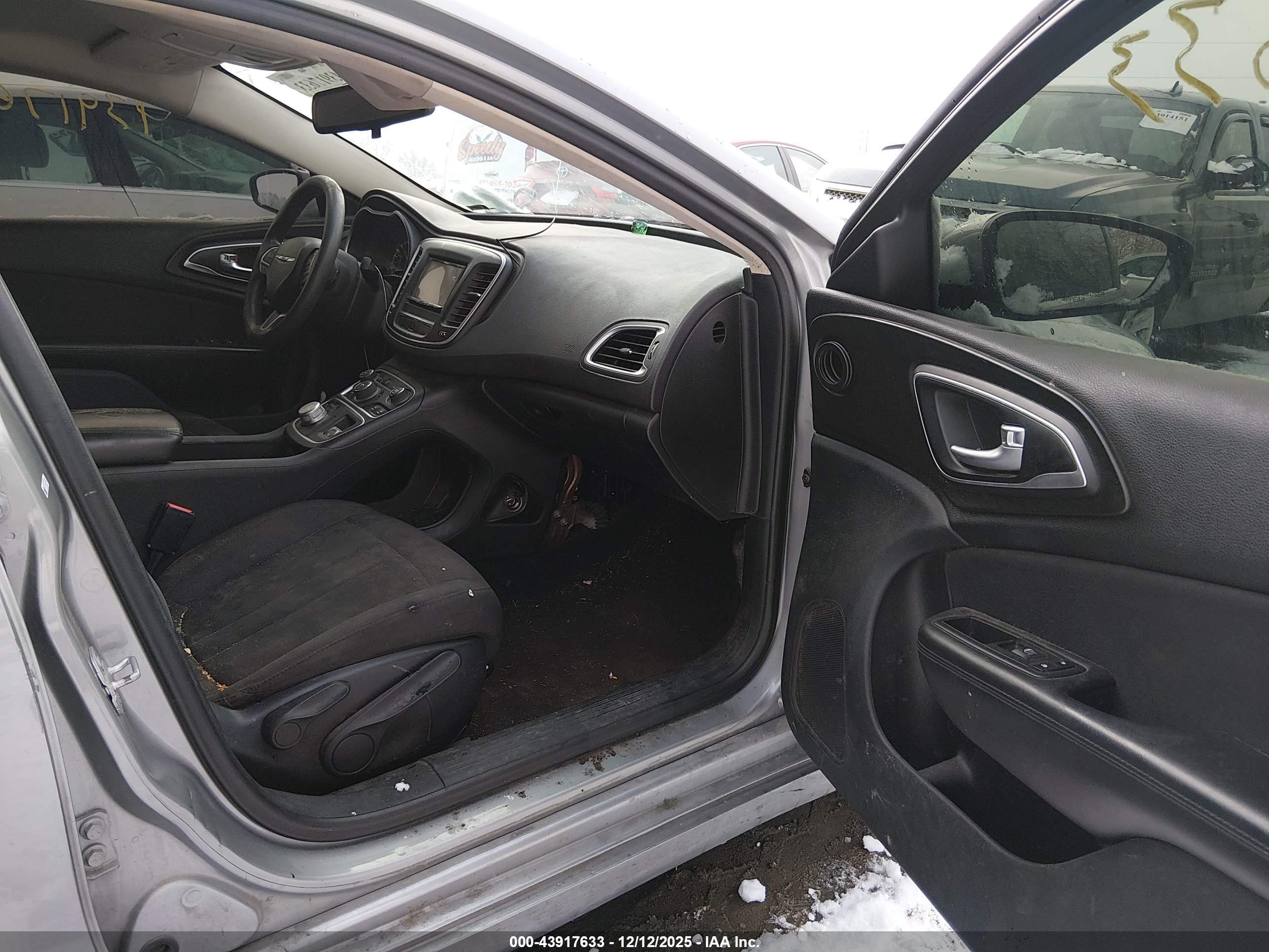 CHRYSLER 200 image 5