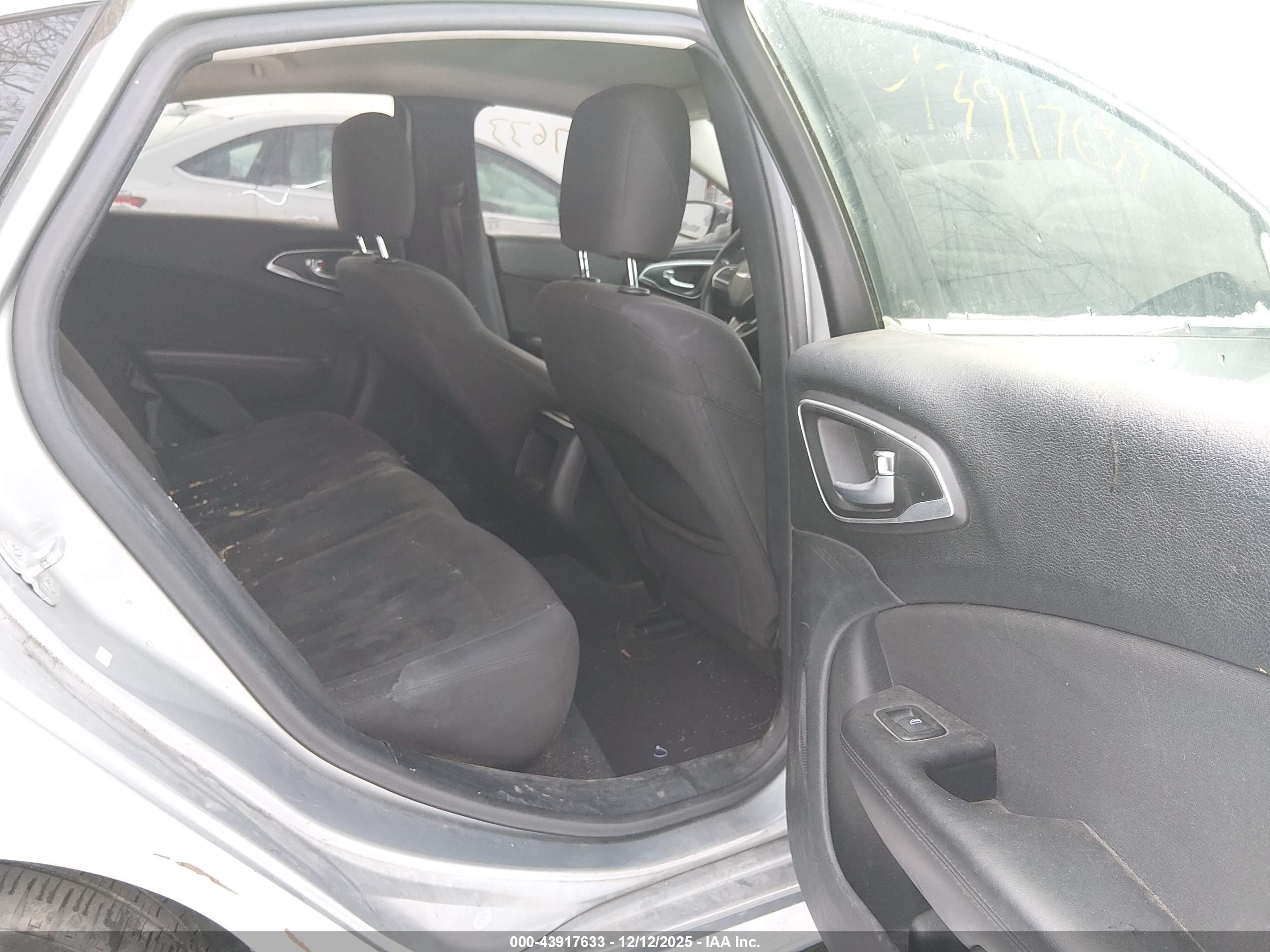 CHRYSLER 200 image 8