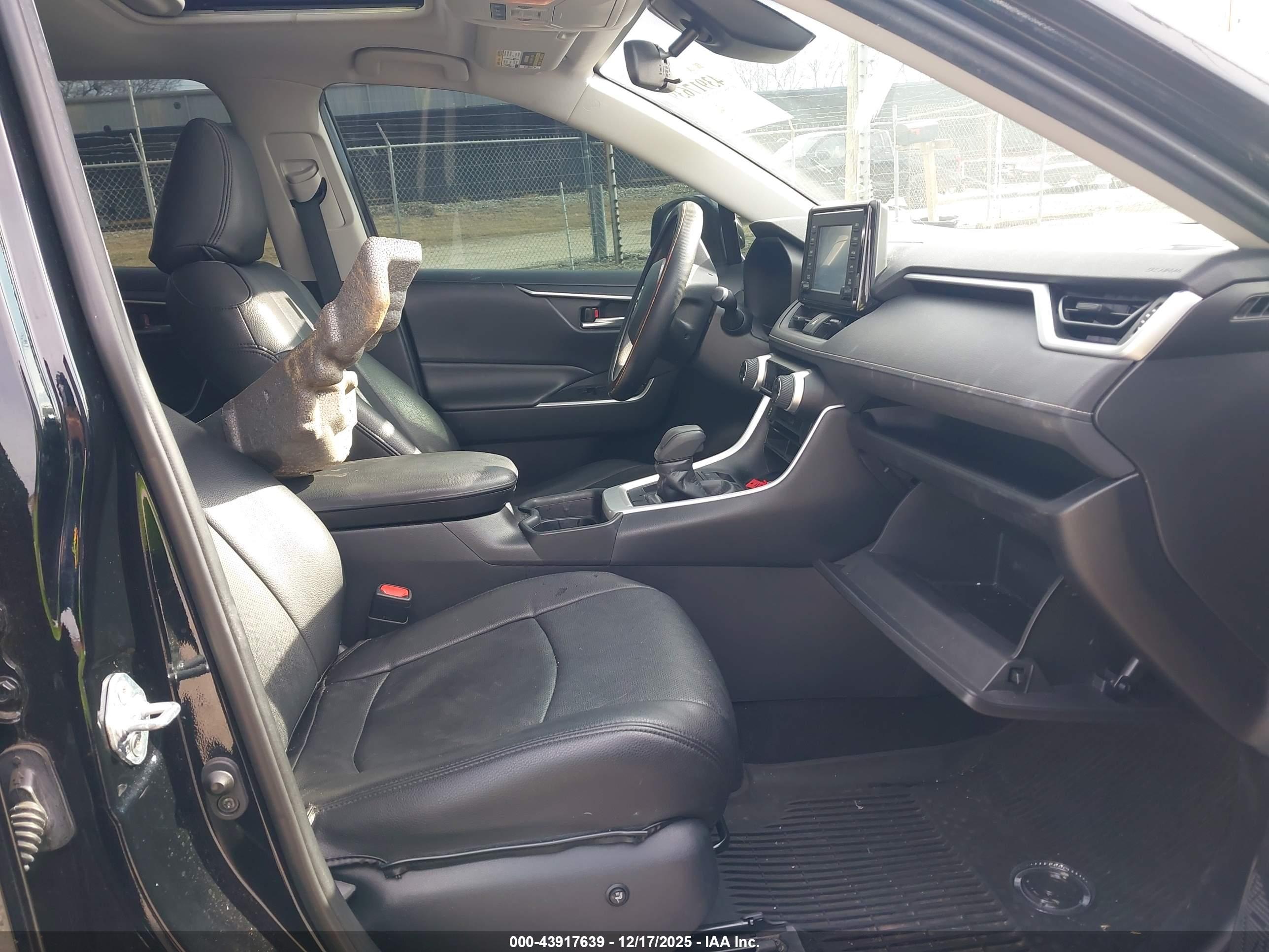 TOYOTA RAV4 image 5