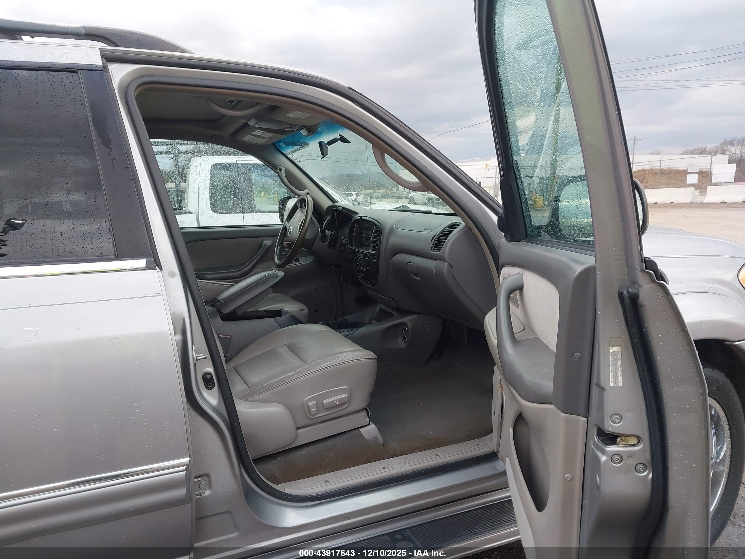 TOYOTA SEQUOIA image 5