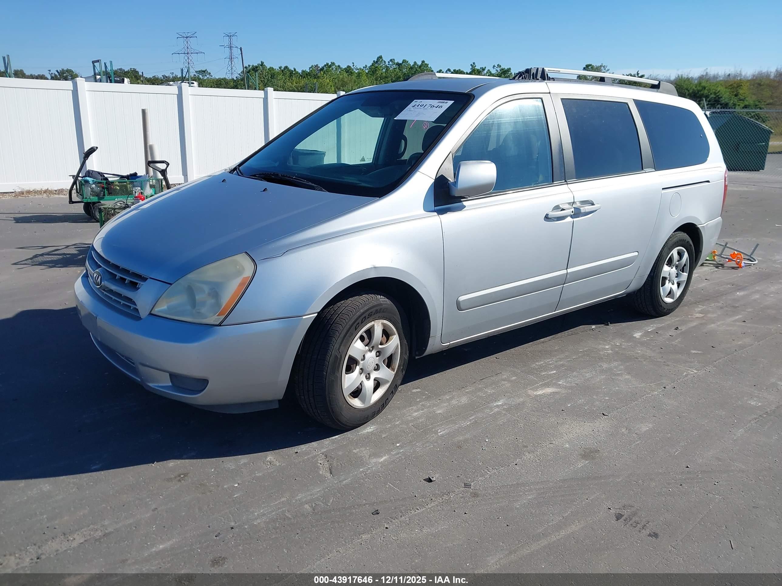 KIA SEDONA image 2
