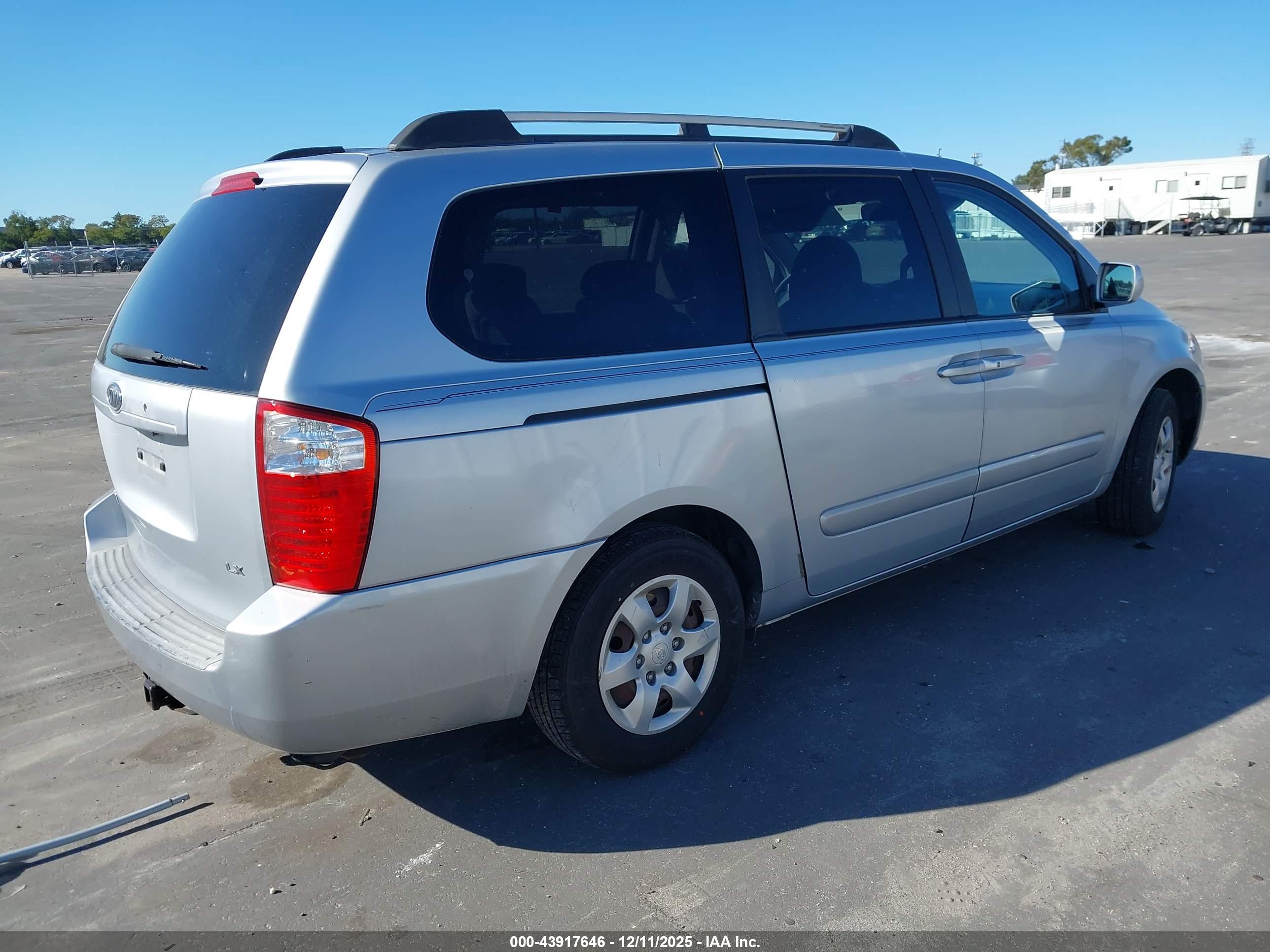 KIA SEDONA image 4
