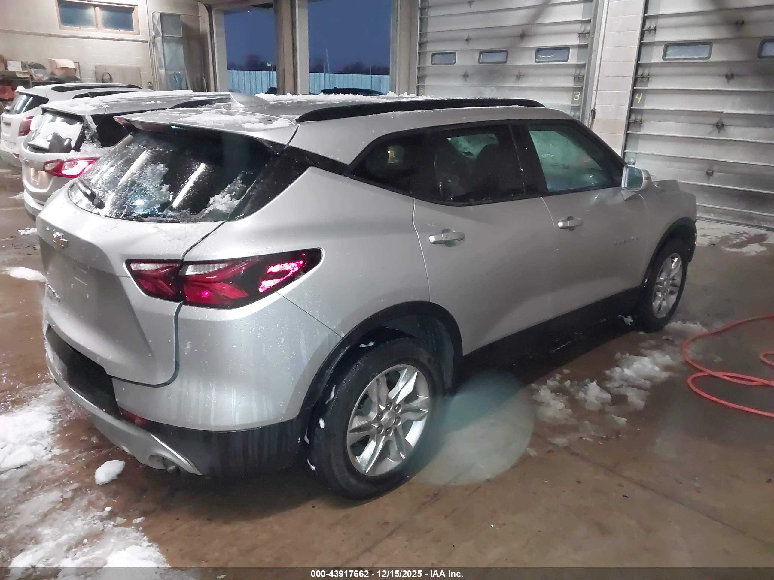 CHEVROLET BLAZER image 4