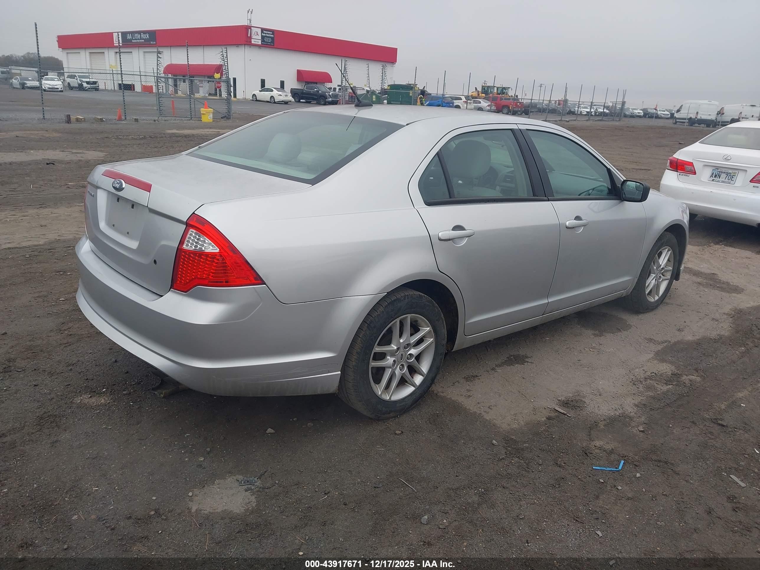 FORD FUSION image 4