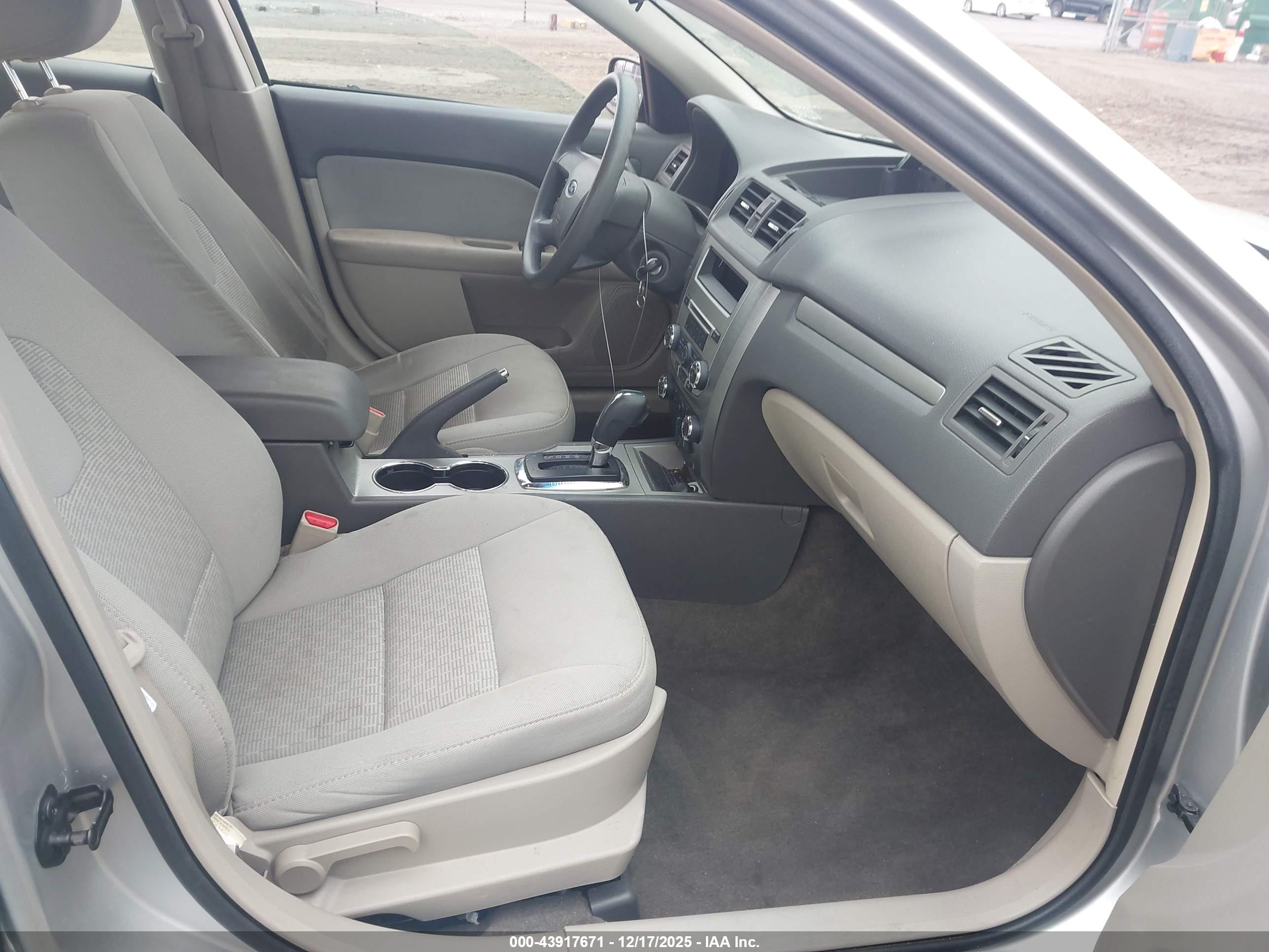 FORD FUSION image 5