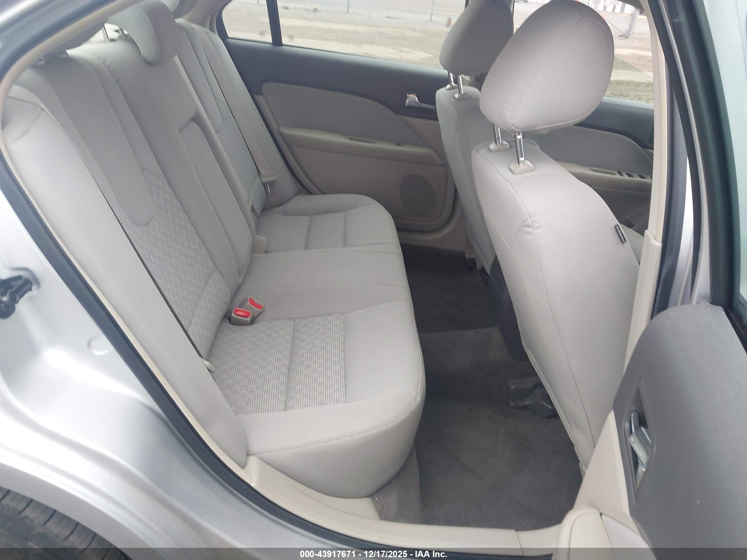 FORD FUSION image 8