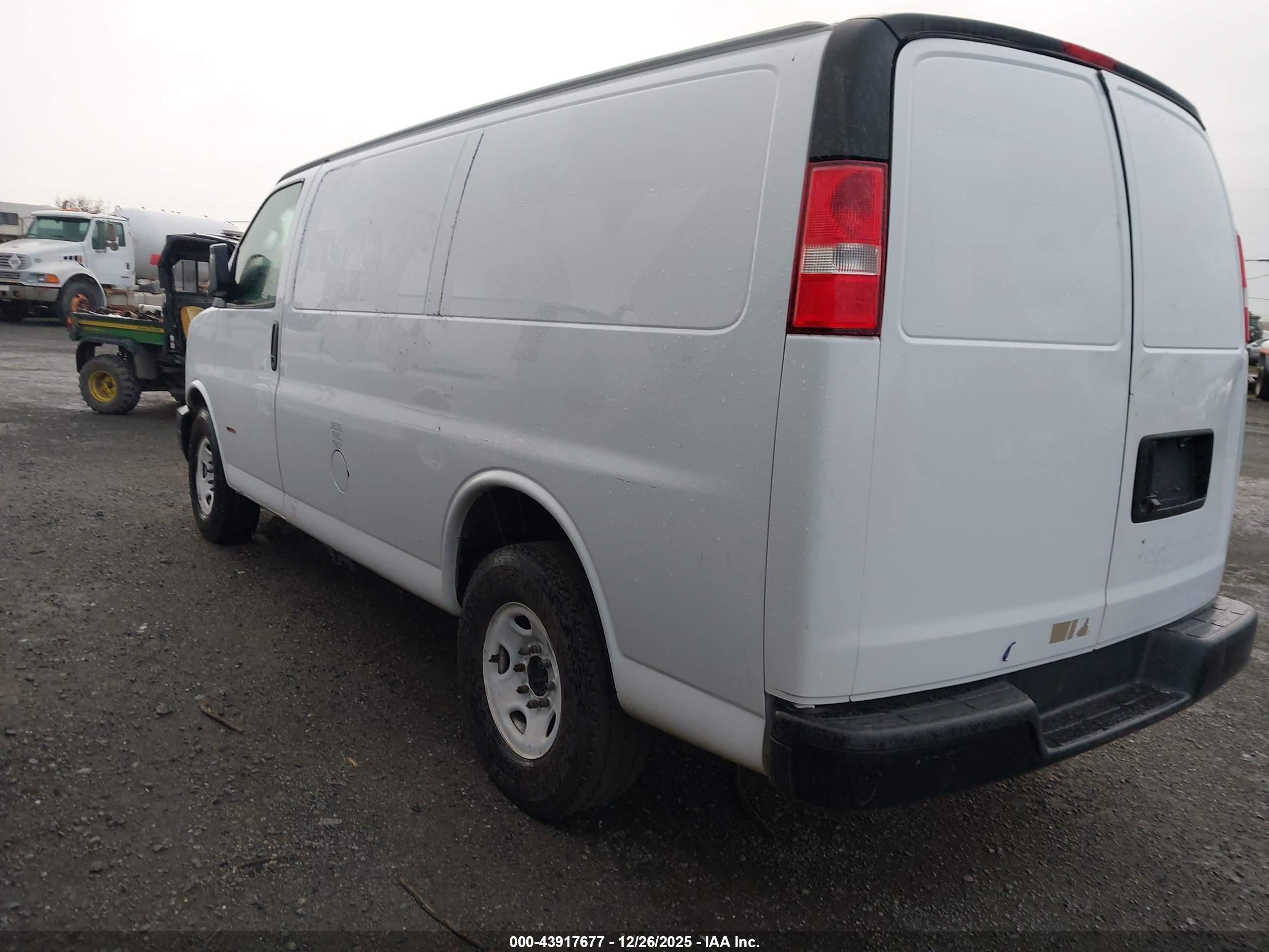 CHEVROLET EXPRESS image 3