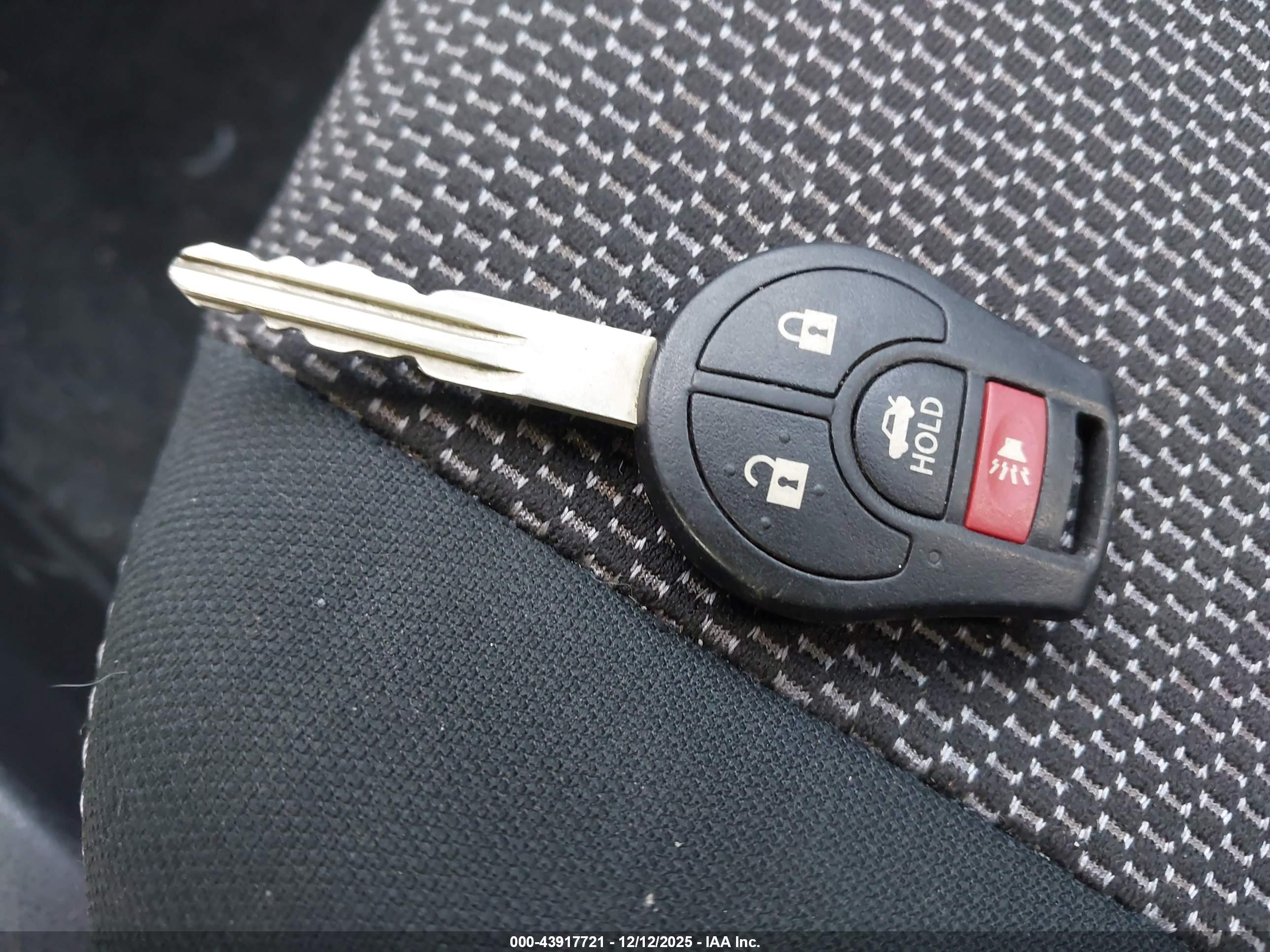 NISSAN VERSA image 11