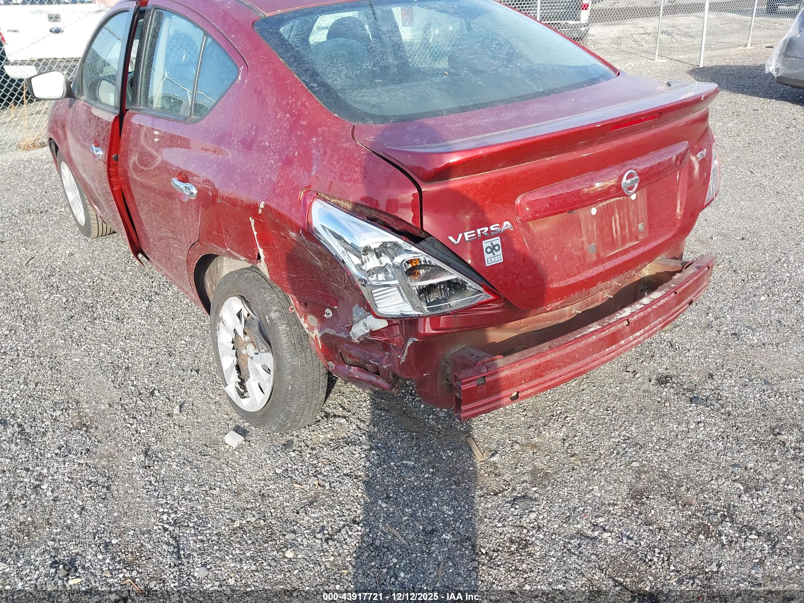 NISSAN VERSA image 6