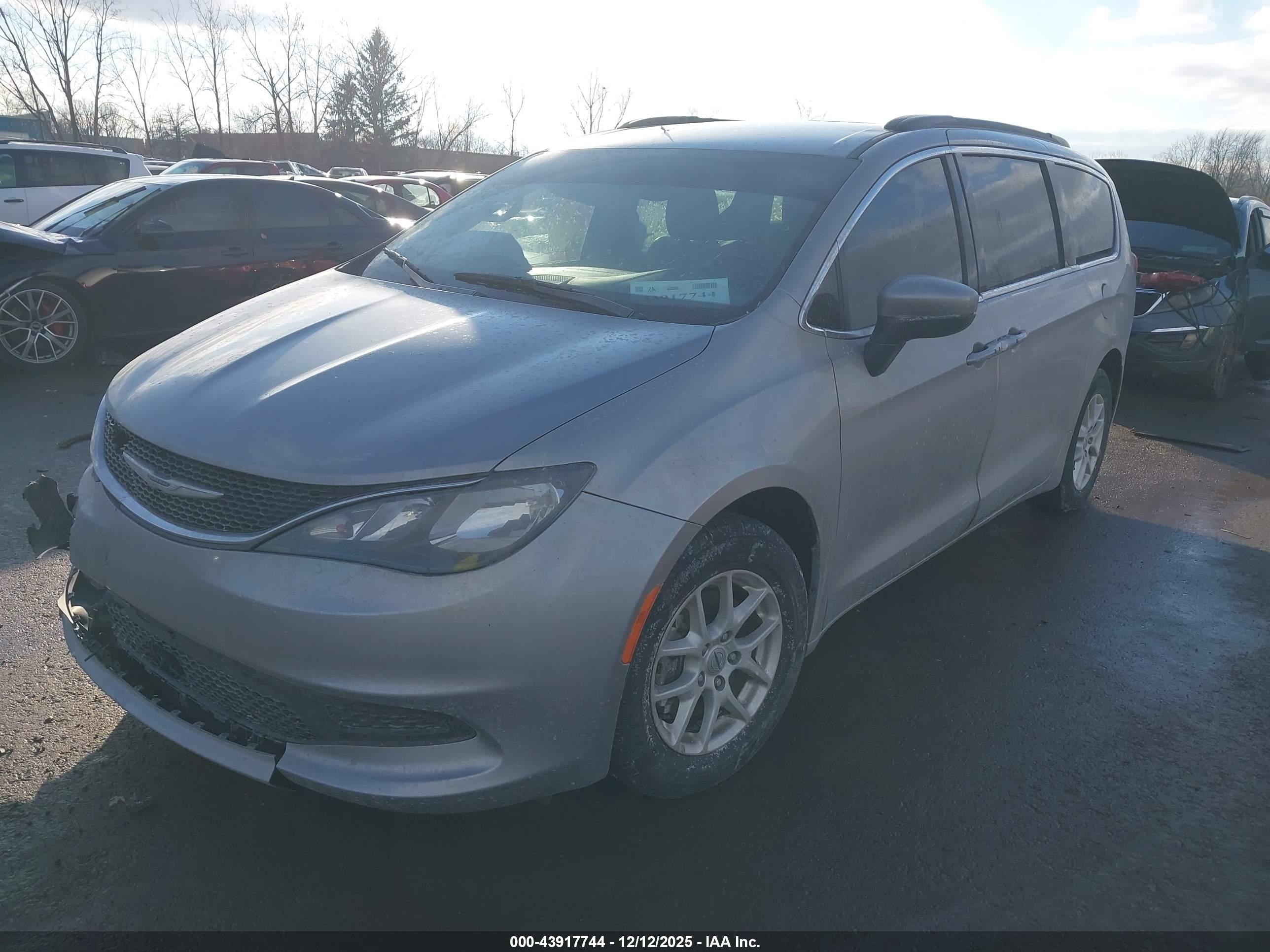CHRYSLER VOYAGER image 2