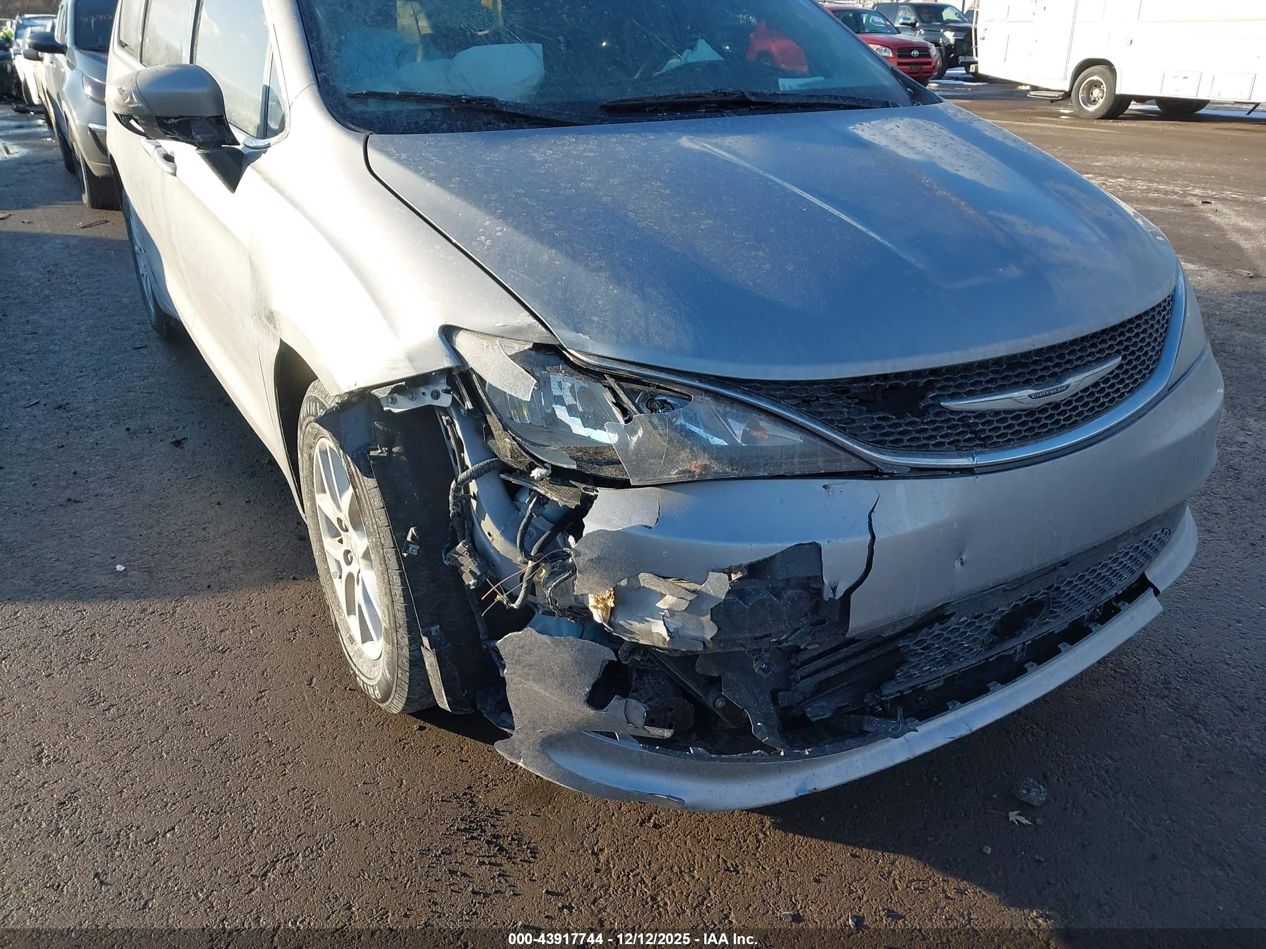 CHRYSLER VOYAGER image 6