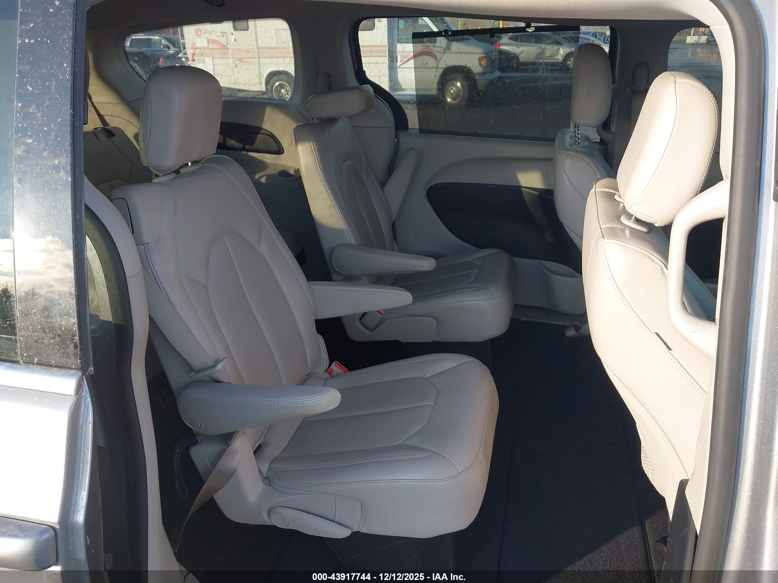 CHRYSLER VOYAGER image 8