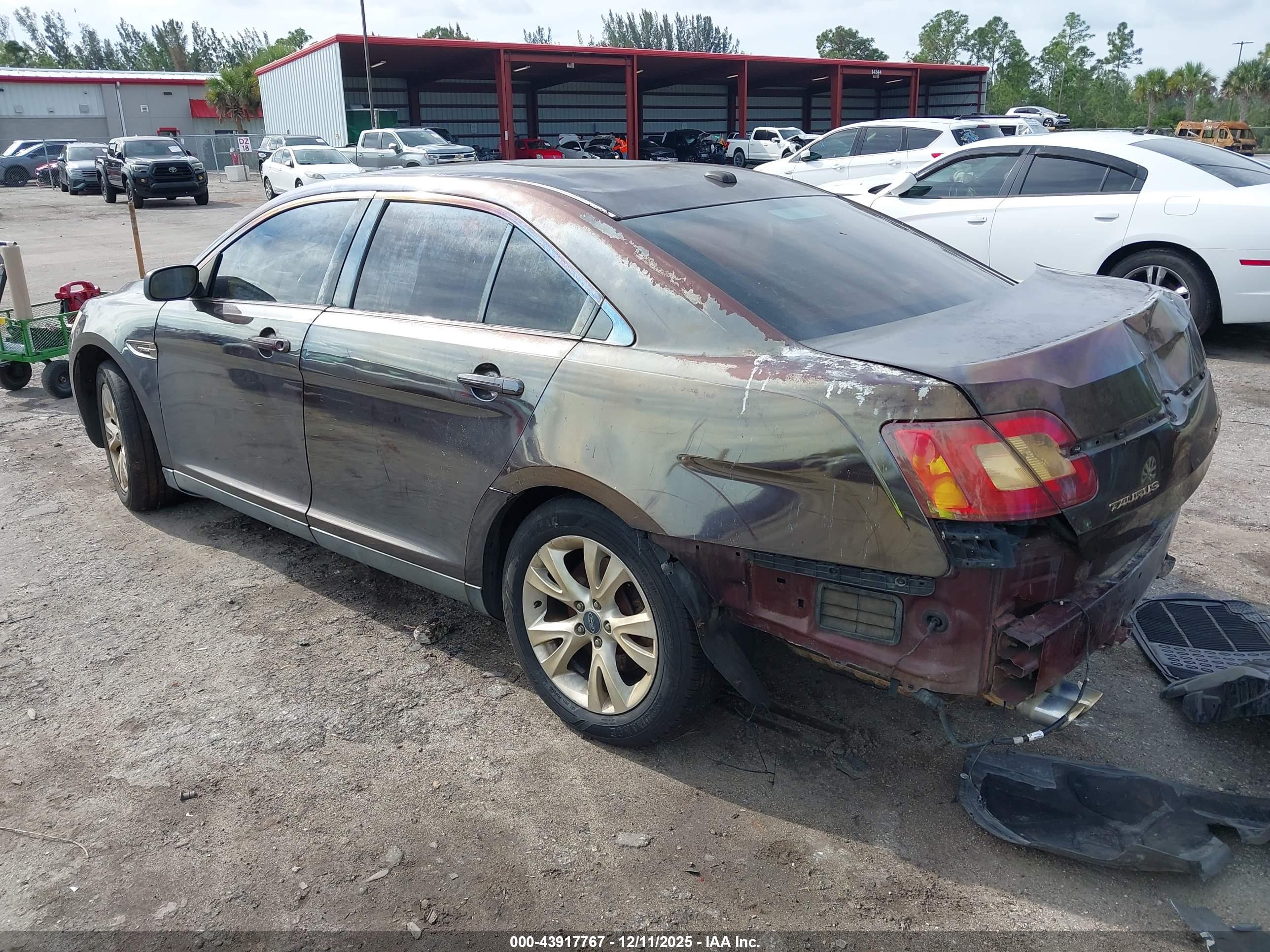 FORD TAURUS image 3
