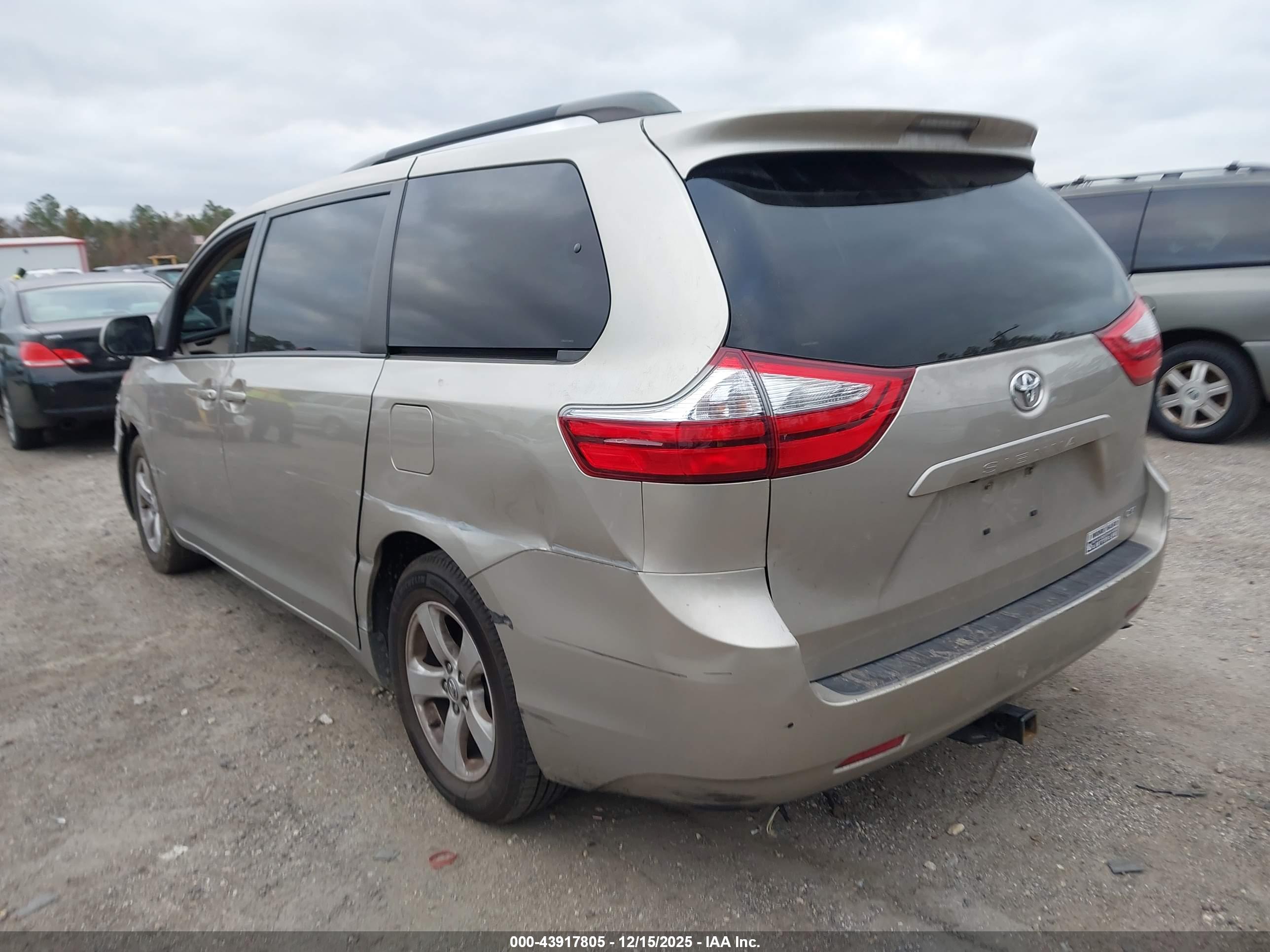 TOYOTA SIENNA image 3