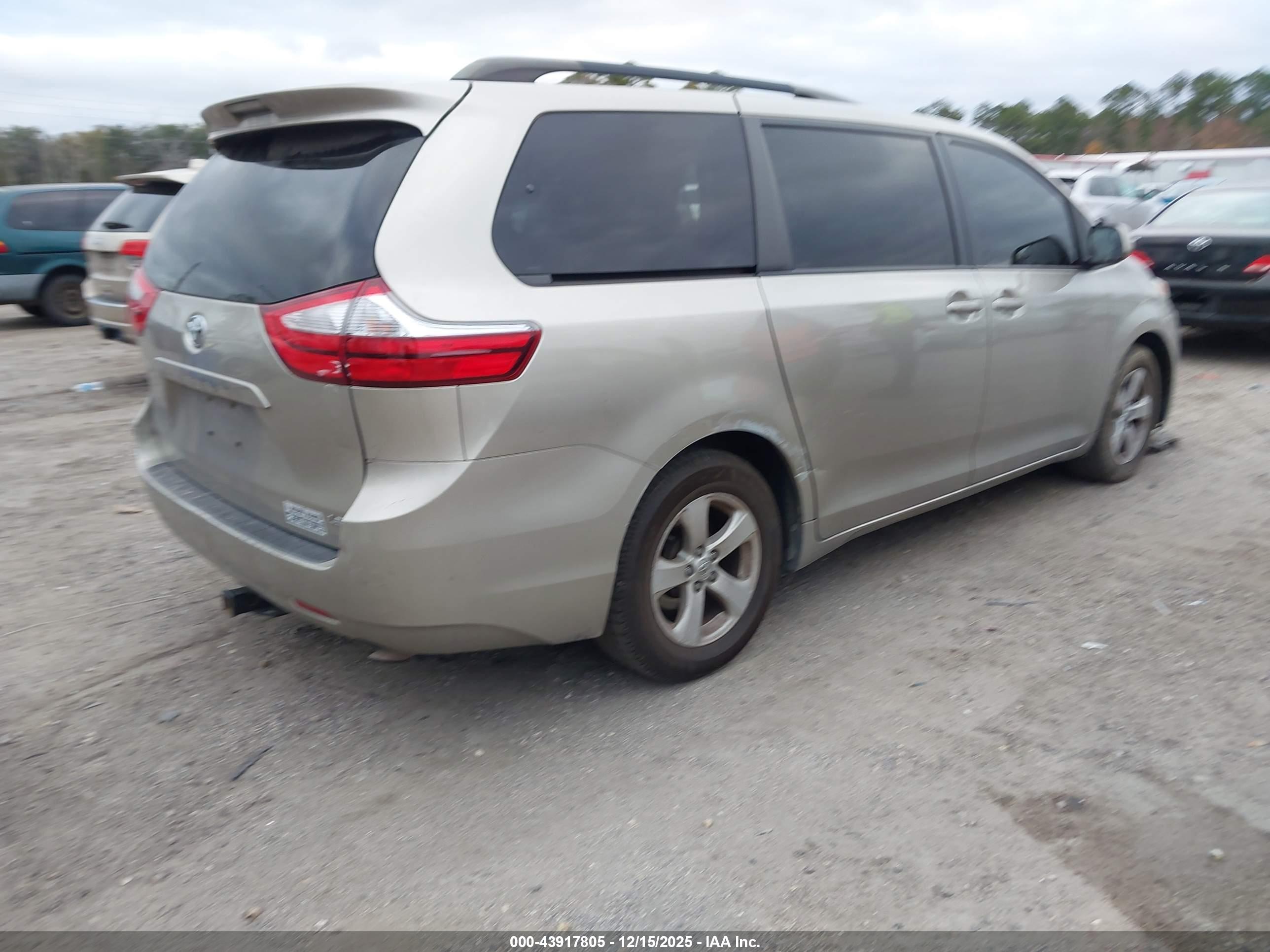 TOYOTA SIENNA image 4