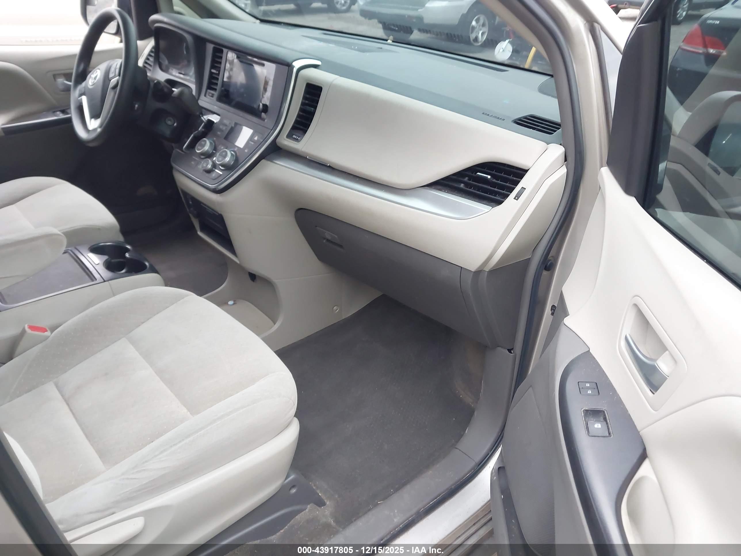 TOYOTA SIENNA image 5