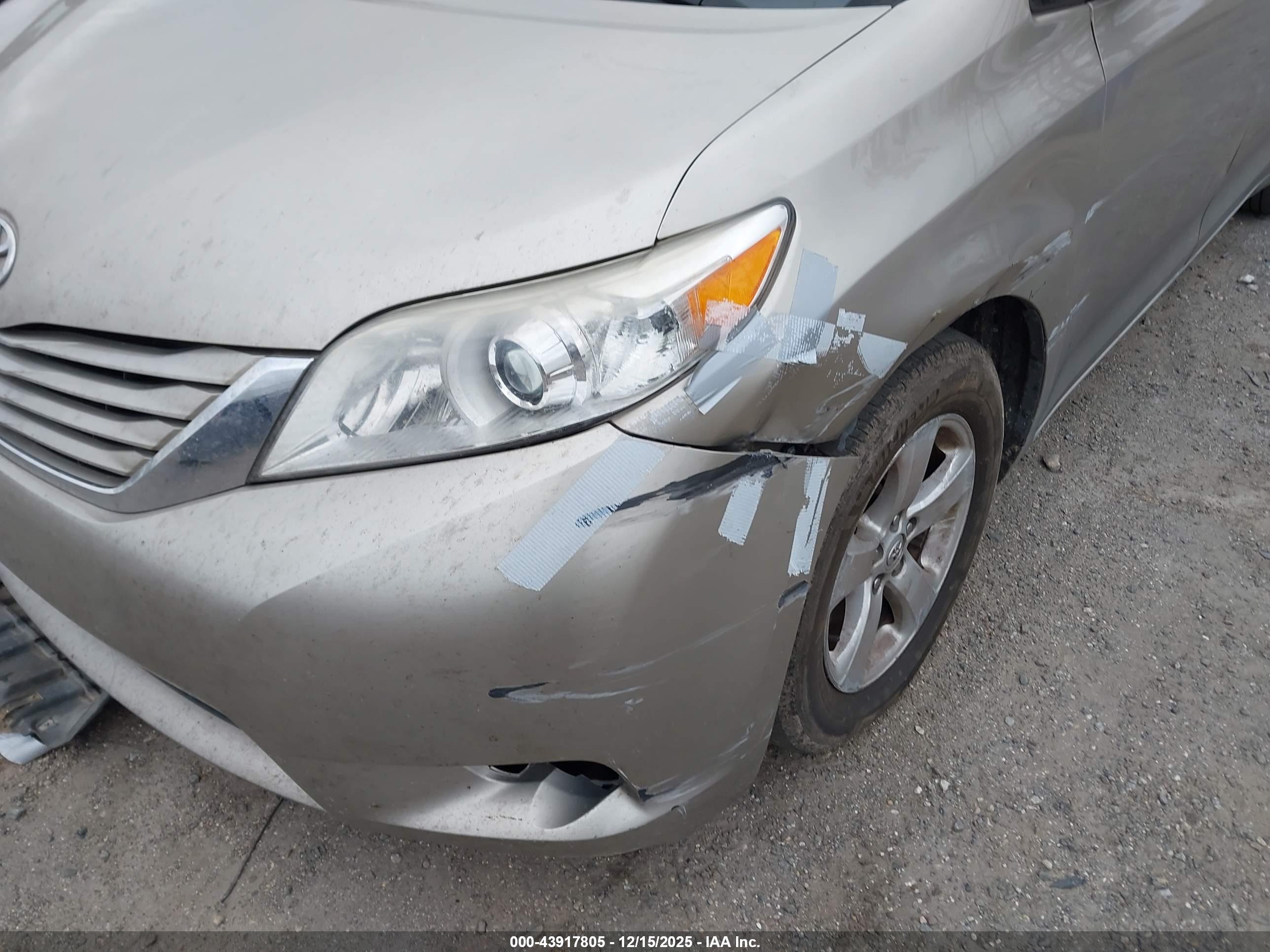 TOYOTA SIENNA image 6