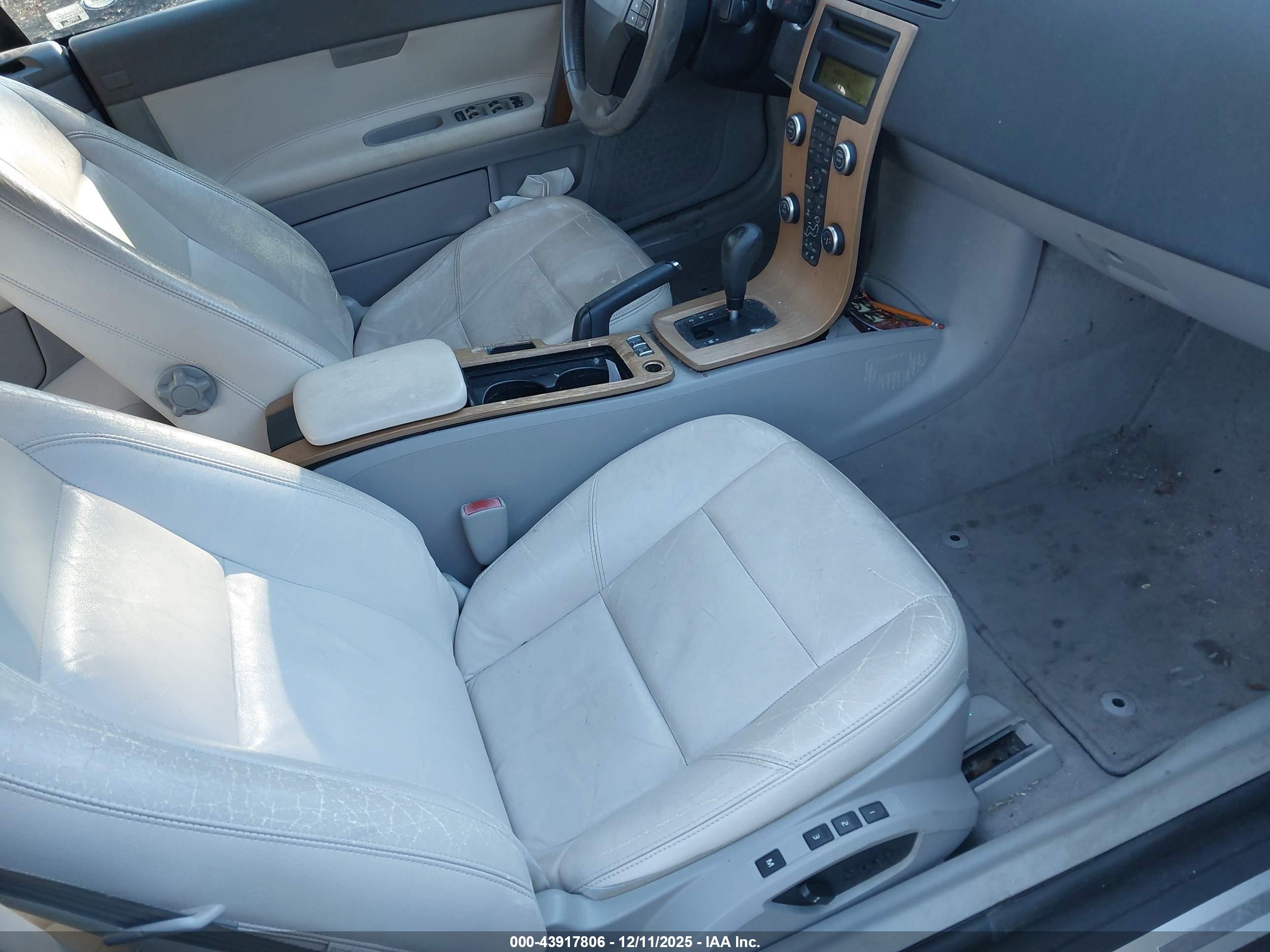 VOLVO C70 image 5