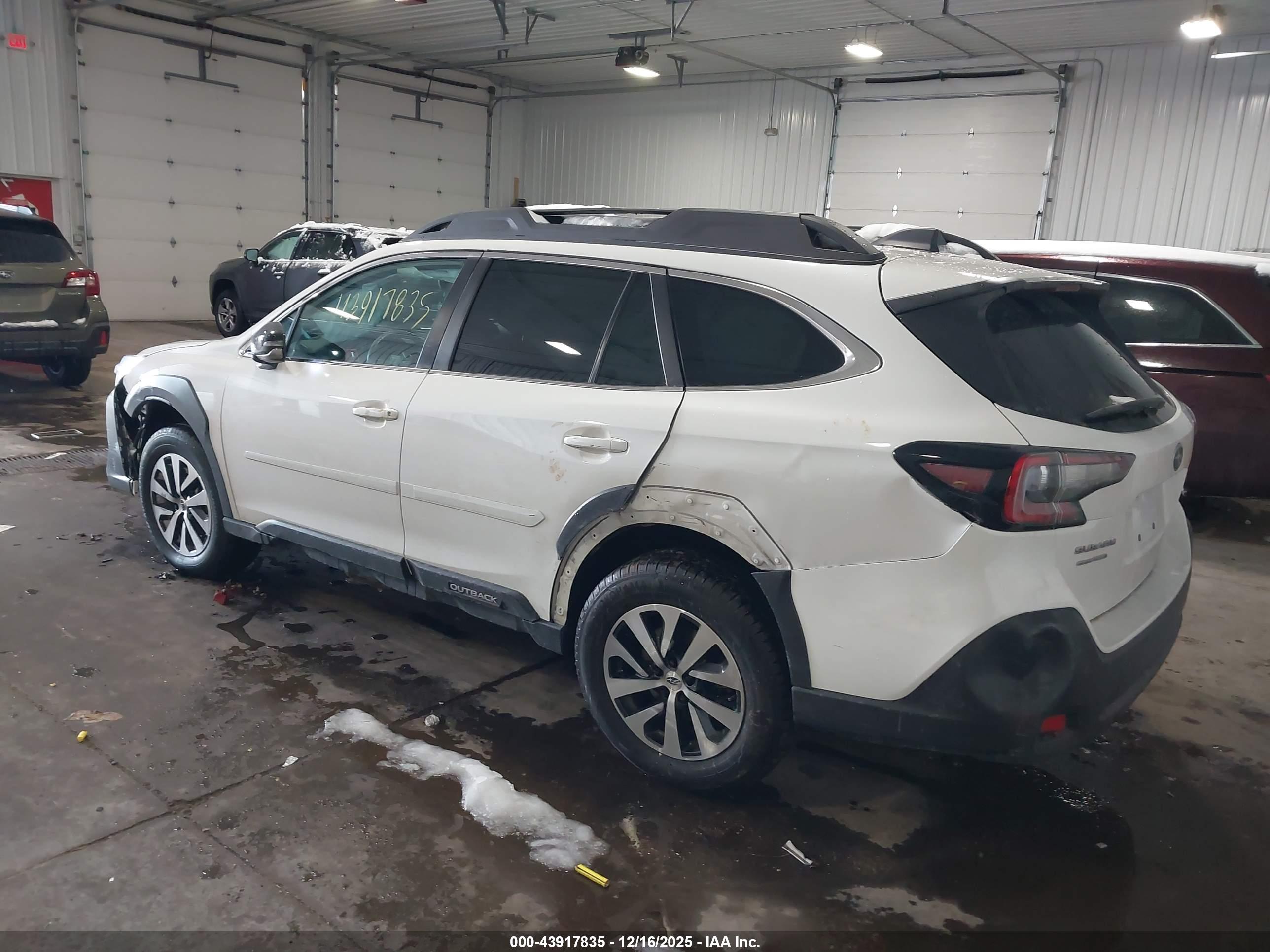 SUBARU OUTBACK image 3