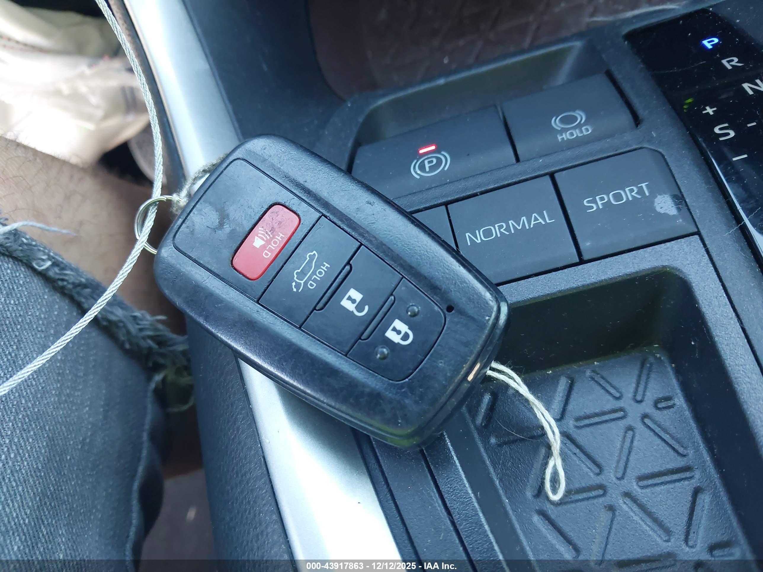TOYOTA RAV4 image 11