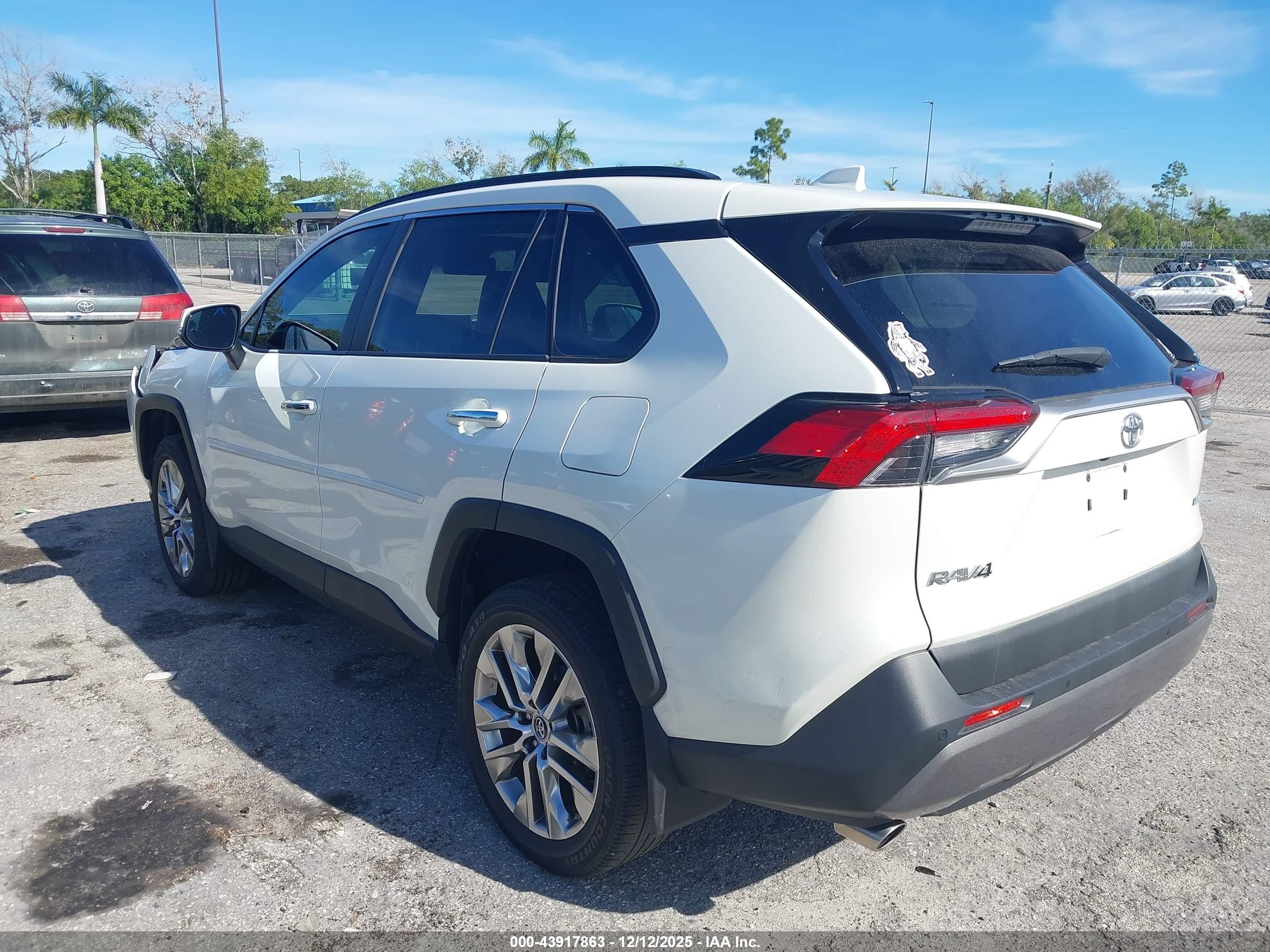 TOYOTA RAV4 image 3