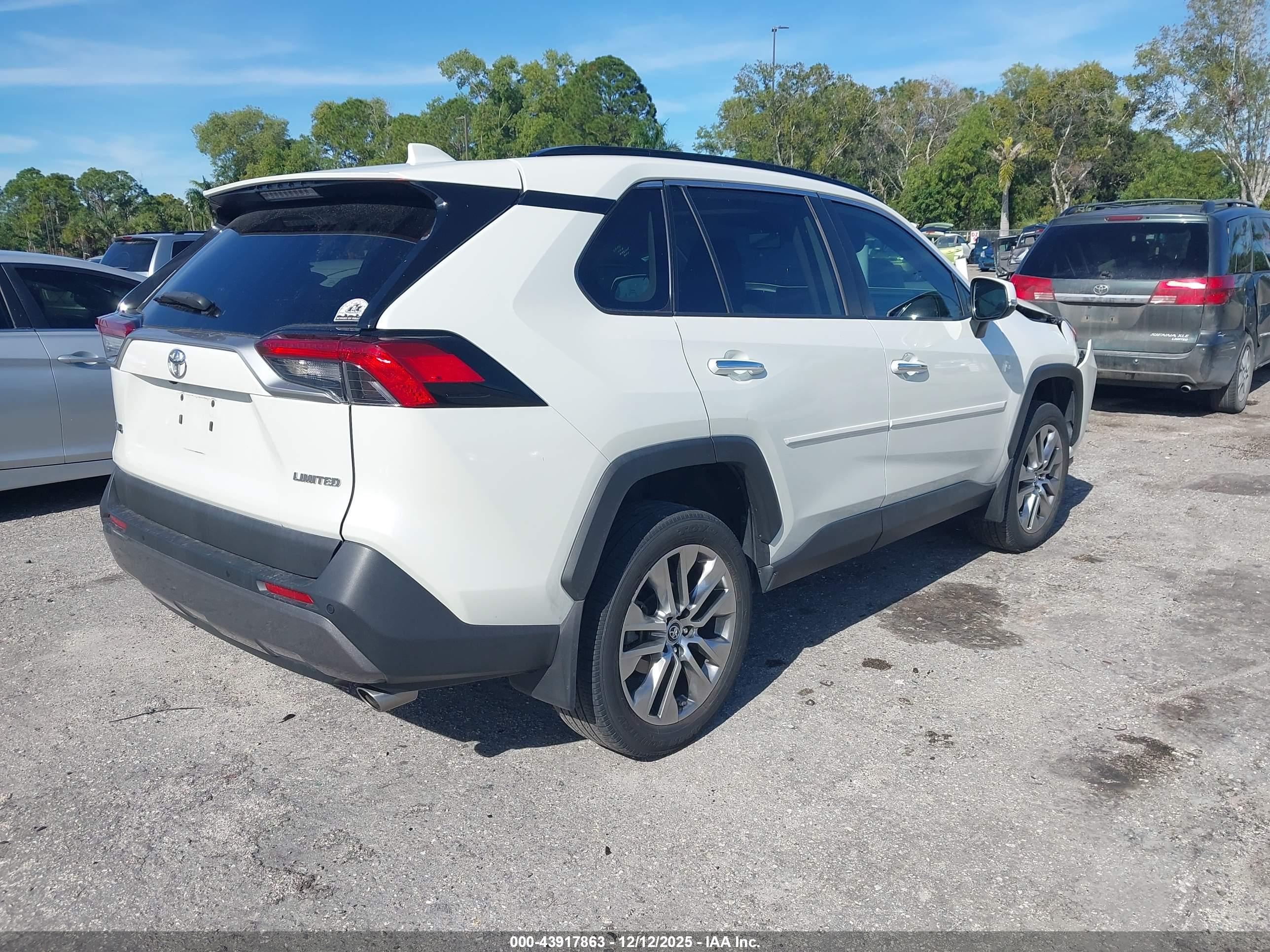 TOYOTA RAV4 image 4
