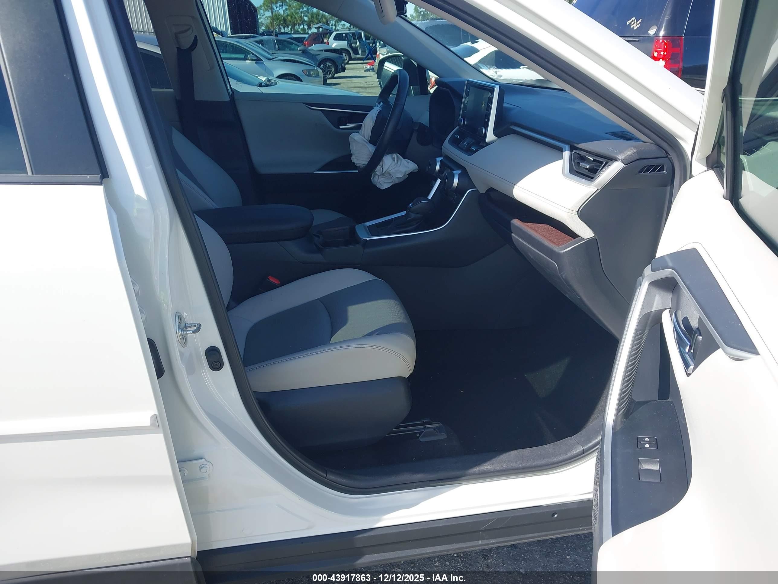 TOYOTA RAV4 image 5