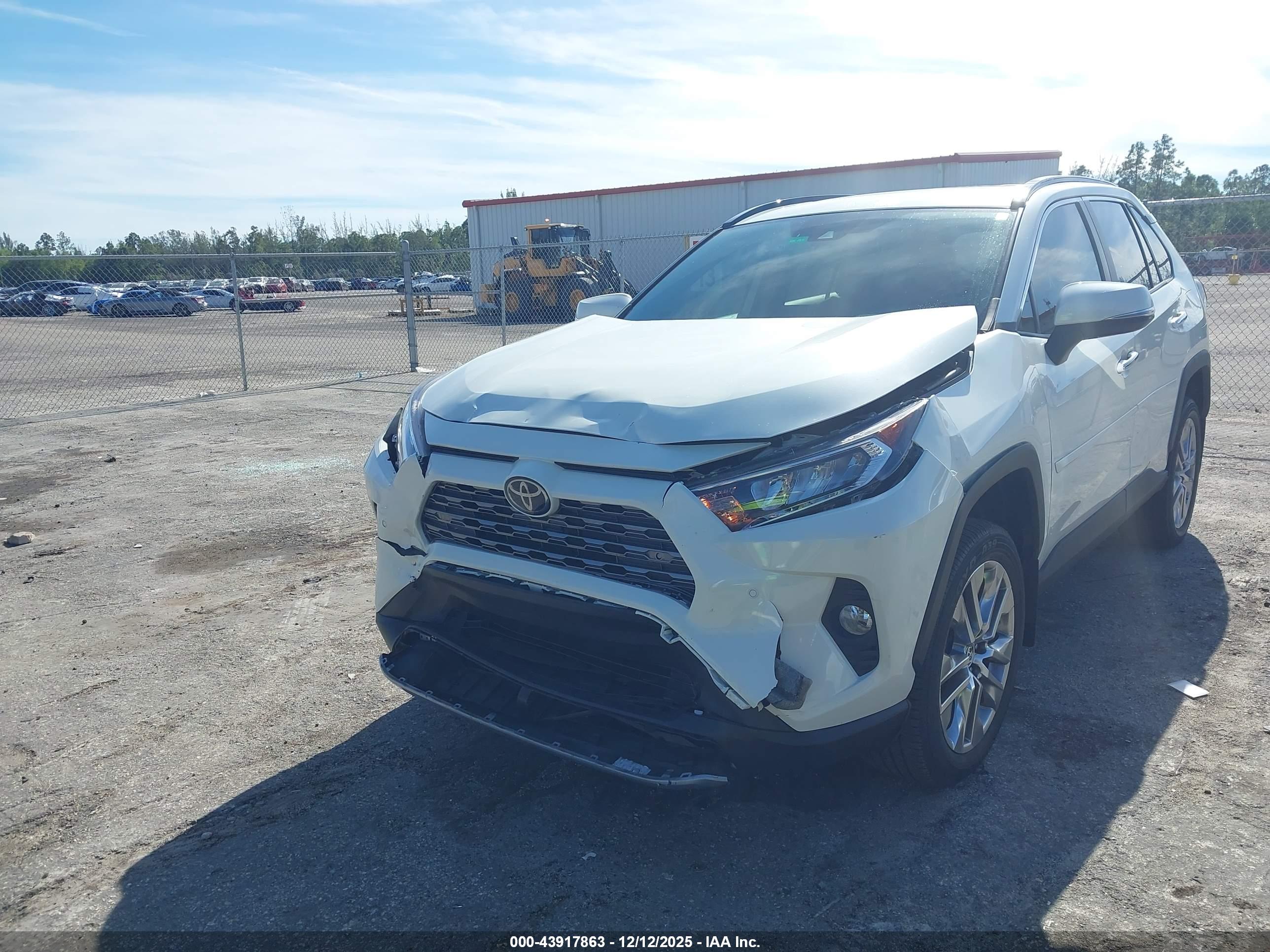 TOYOTA RAV4 image 6