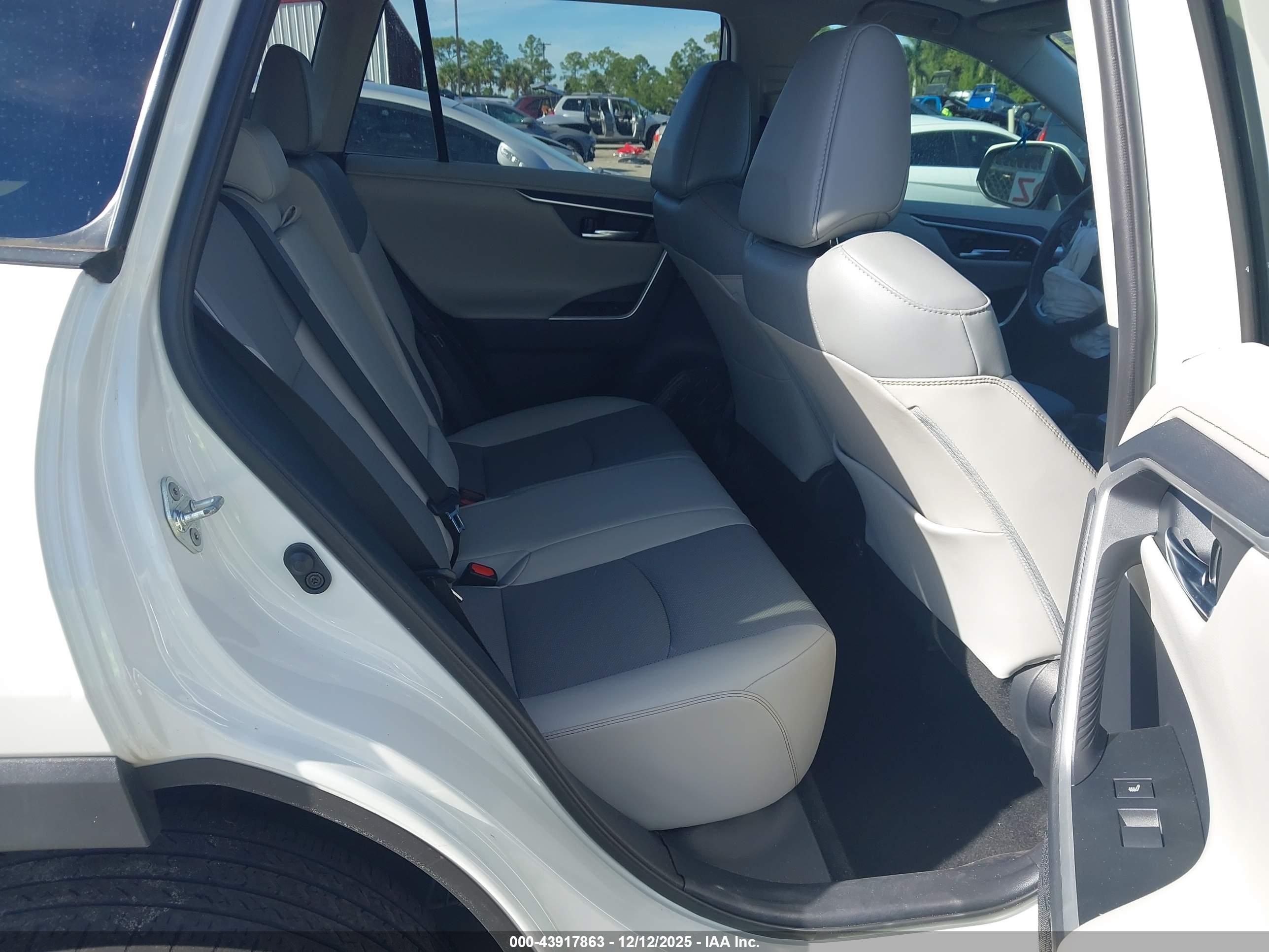 TOYOTA RAV4 image 8