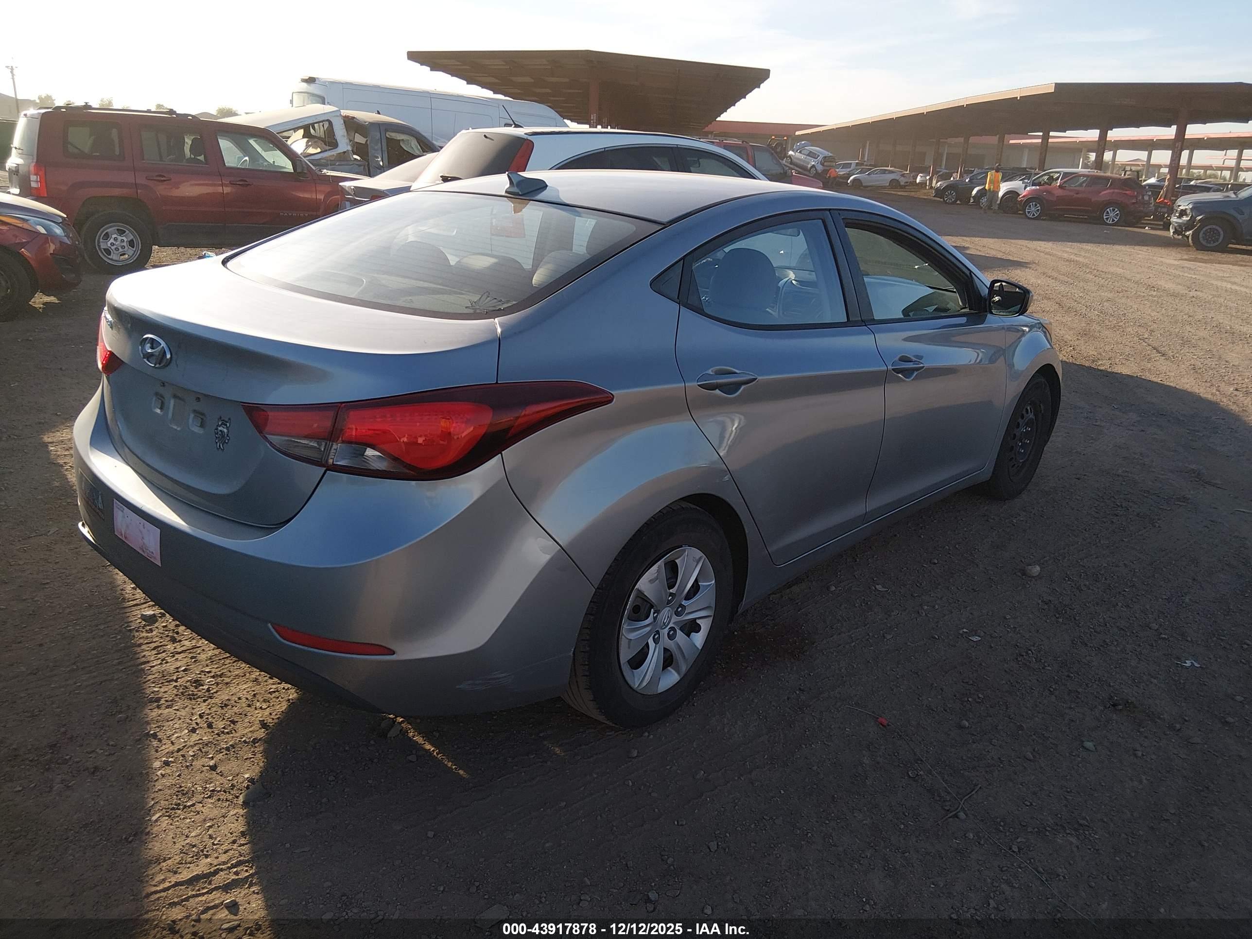 HYUNDAI ELANTRA image 4