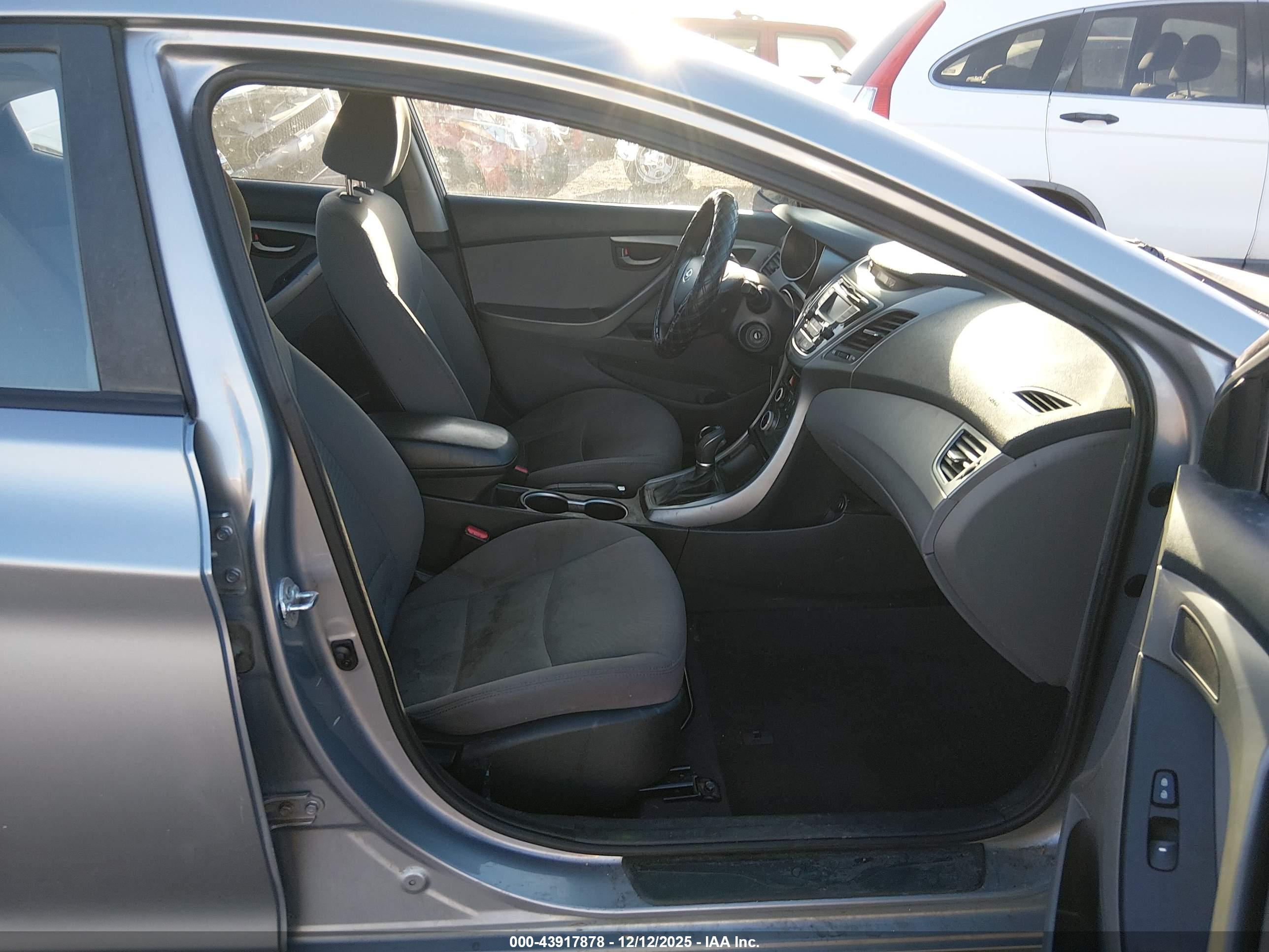 HYUNDAI ELANTRA image 5