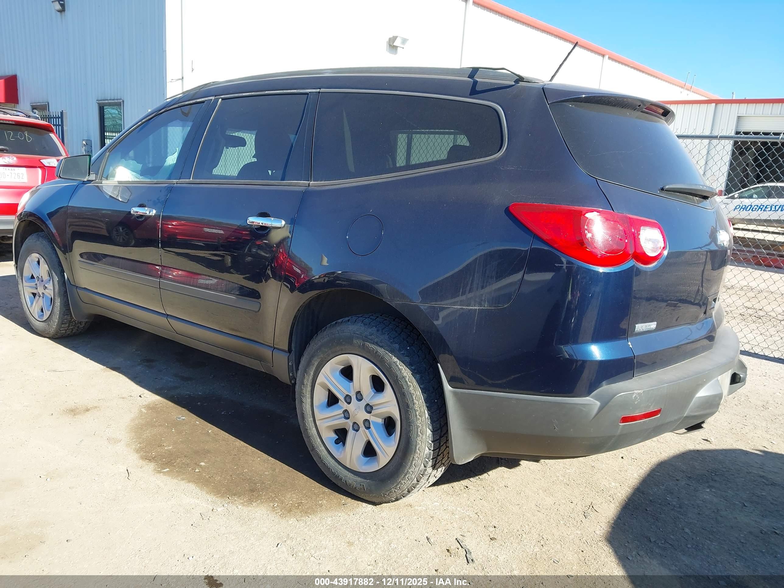 CHEVROLET TRAVERSE image 3