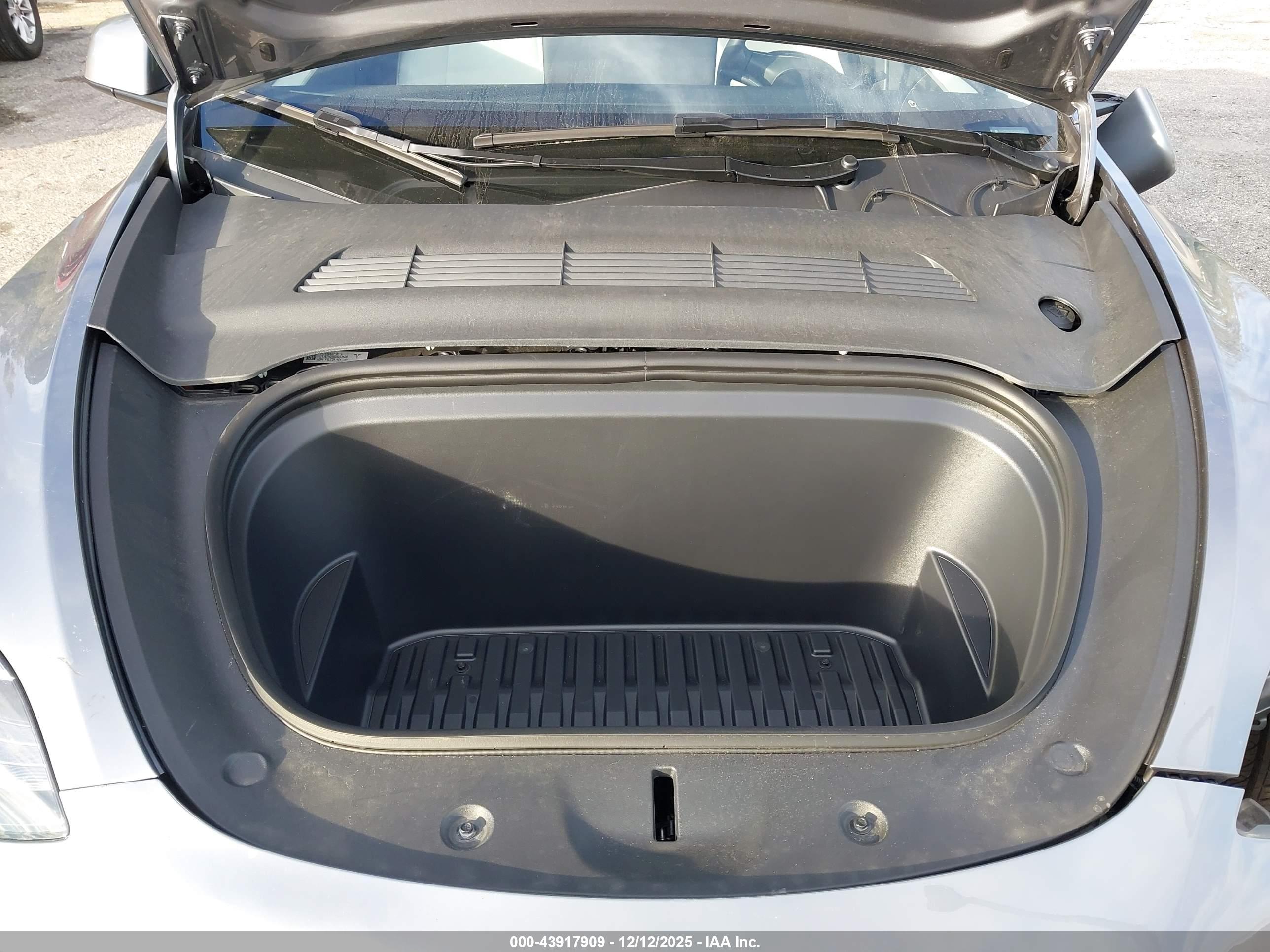 TESLA MODEL image 10